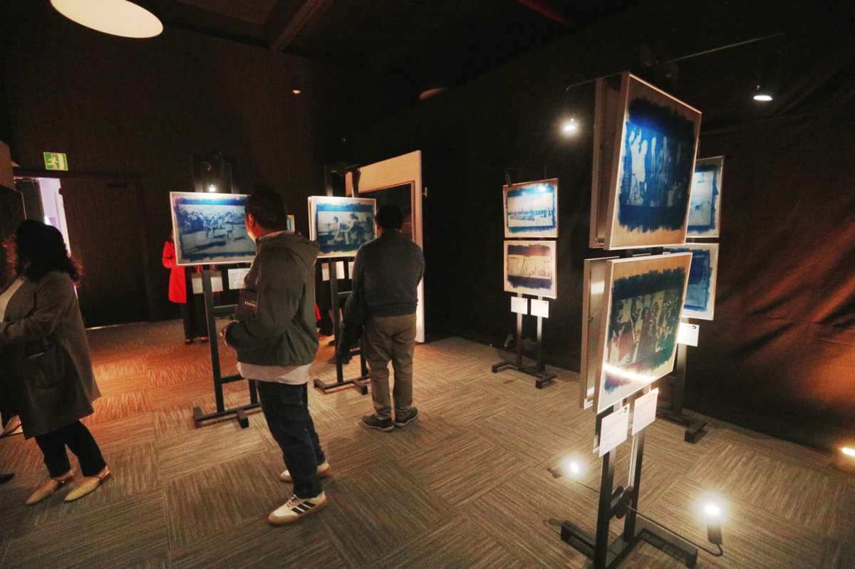 Visitantes recorren la muestra Réplicas de Memoria, que combina arte y archivo fotográfico para rendir homenaje a las víctimas del terremoto de 1976.