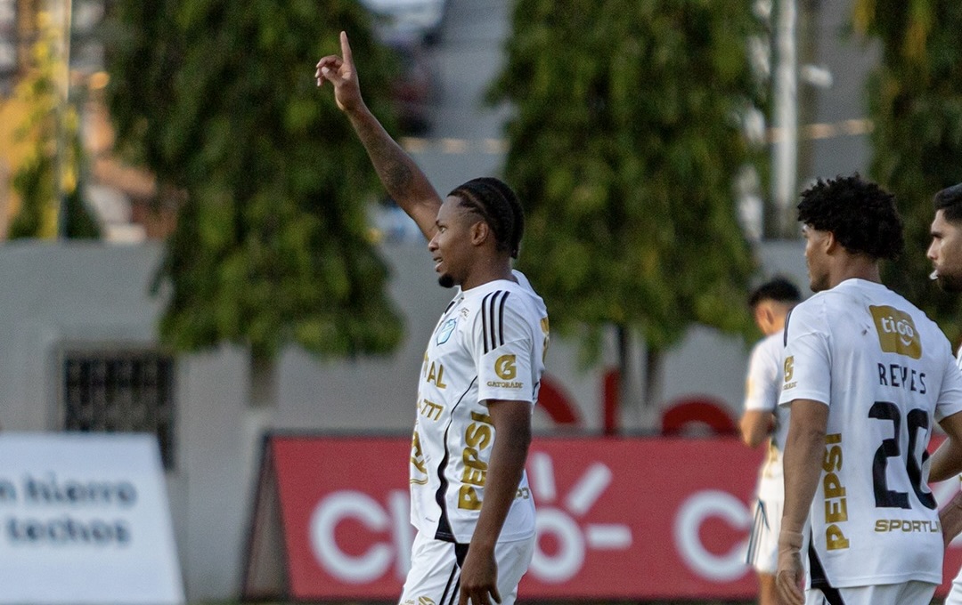 Comunicaciones vence a Guastatoya y asciende al liderato del Clausura 2026