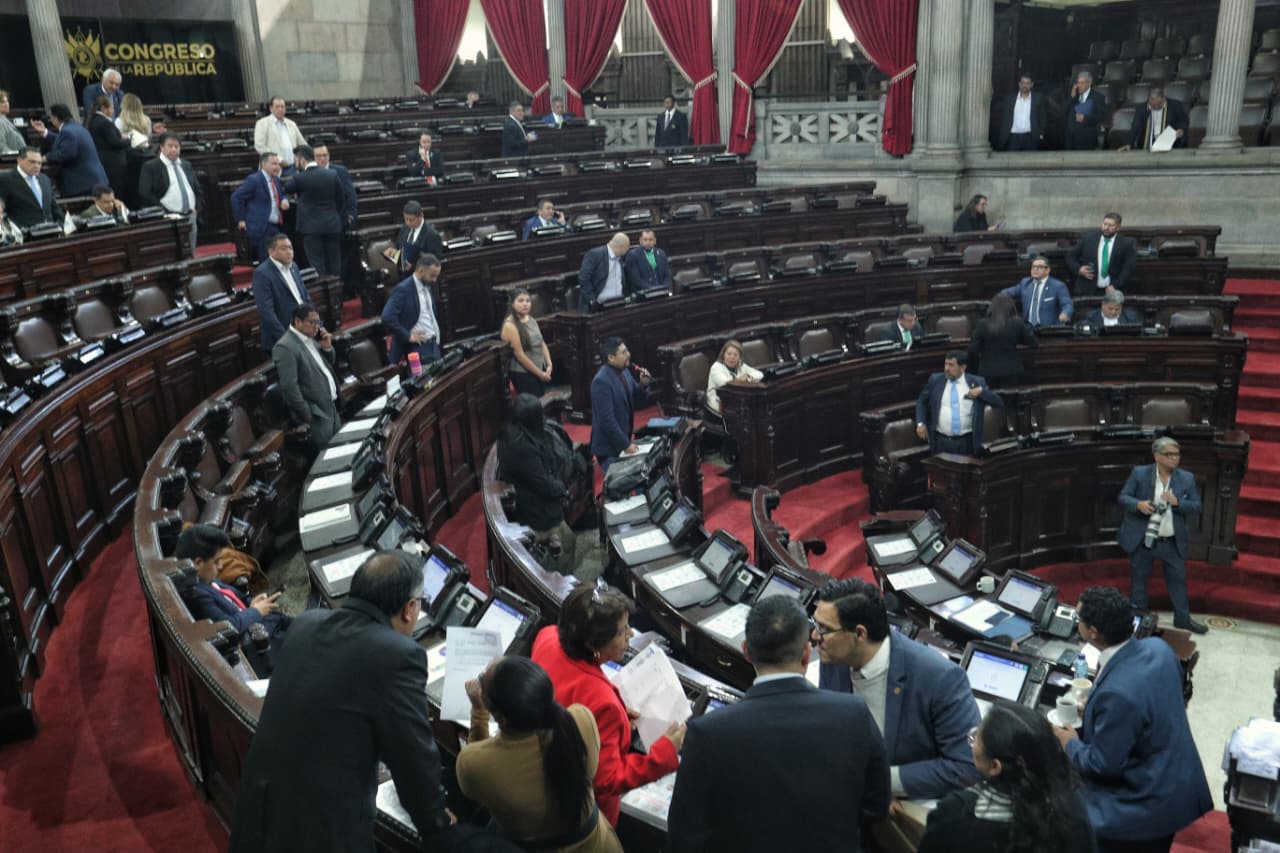 Diputados durante la sesión plenaria en la que fue aprobado el Decreto 4-2026, que restituye las escuelas normales y devuelve al Ministerio de Educación la competencia sobre la formación docente. (Foto Prensa Libre: Byron Baiza)