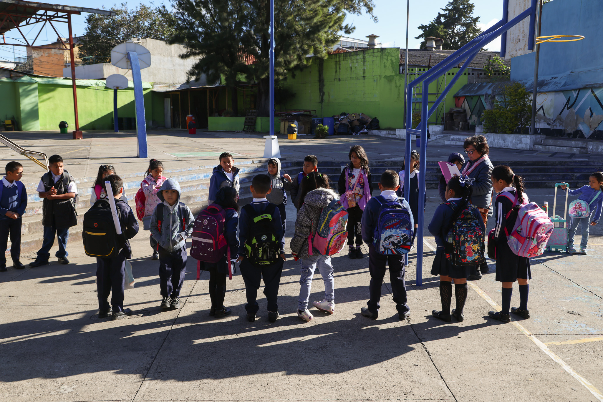 AME1222. CIUDAD DE GUATEMALA (GUATEMALA), 02/02/2026.- Niños asisten a la Escuela Oficial Miguel García Granados este lunes, en Ciudad de Guatemala (Guatemala). Miles de estudiantes guatemaltecos asistieron este lunes al inicio del ciclo escolar público del país centroamericano, que se extenderá hasta octubre. EFE/ Mariano Macz