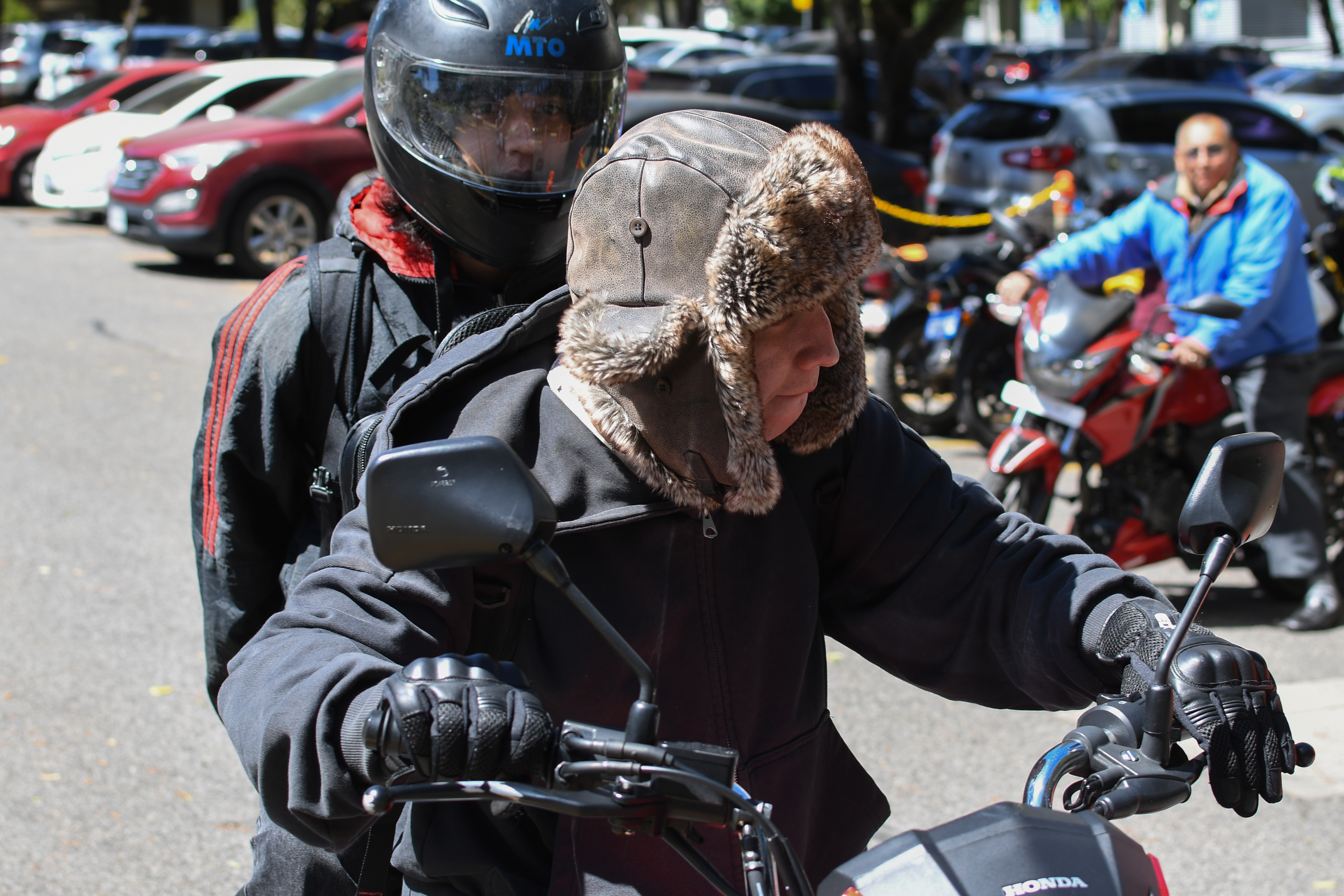 AME1269. CIUDAD DE GUATEMALA (GUATEMALA), 02/02/2026.- Personas transitan en una motocicleta este lunes, en Ciudad de Guatemala (Guatemala). Centroamérica afronta una extraordinaria ola de frío que golpea principalmente a Guatemala, Honduras y El Salvador, con temperaturas históricas de hasta -2 grados en algunas zonas montañosas, con la excepción de Panamá. EFE/ Alex Cruz