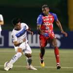 AME2107. CIUDAD DE GUATEMALA (GUATEMALA), 04/02/2026.- Derrickson Quirós de Xelajú MC (d) disputa el balón con César Bustos de Monterrey (i) este miércoles, en un partido por la Copa de Campeones de Concacaf entre Xelajú MC y Monterrey en el estadio Cementos Progreso, en Ciudad de Guatemala (Guatemala). EFE / Fernando Ruiz