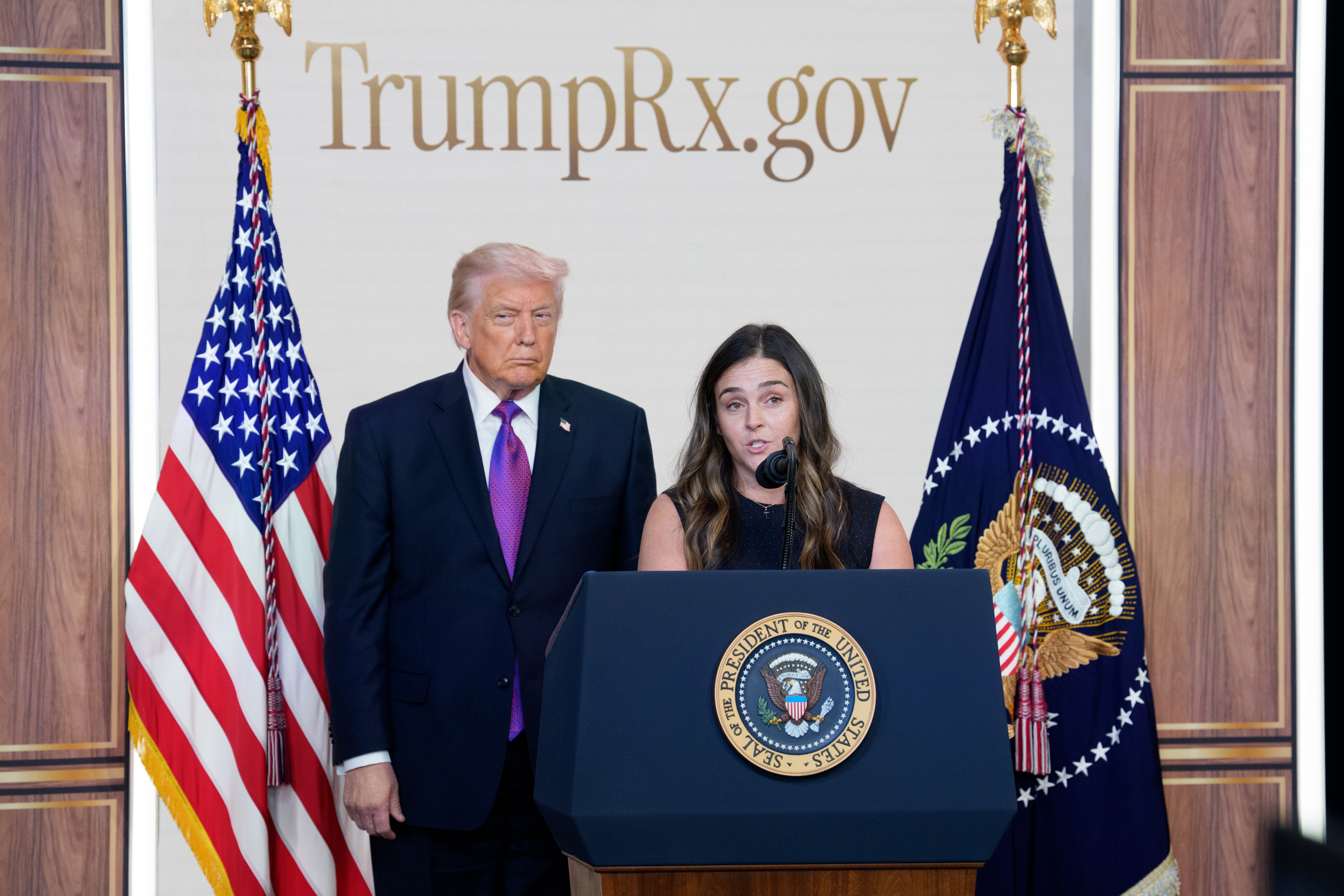 El presidente Donald Trump presenta TrumpRx junto a Catherine Rayner en la Casa Blanca, una plataforma para comprar medicamentos con descuento en EE.UU.