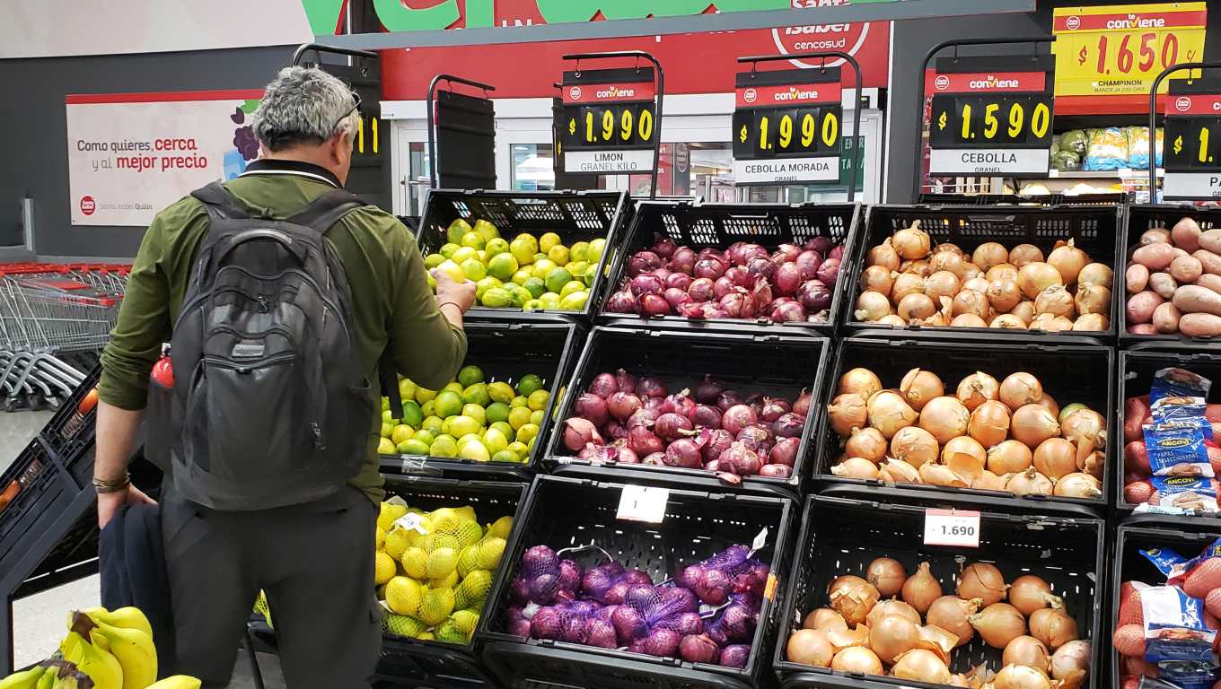 Varios países de la región comienzan a reflejar presiones inflacionarias por el alza del barril de petróleo, lo que impacta de diversas maneras y magnitudes. (Foto Prensa Libre: EFE)