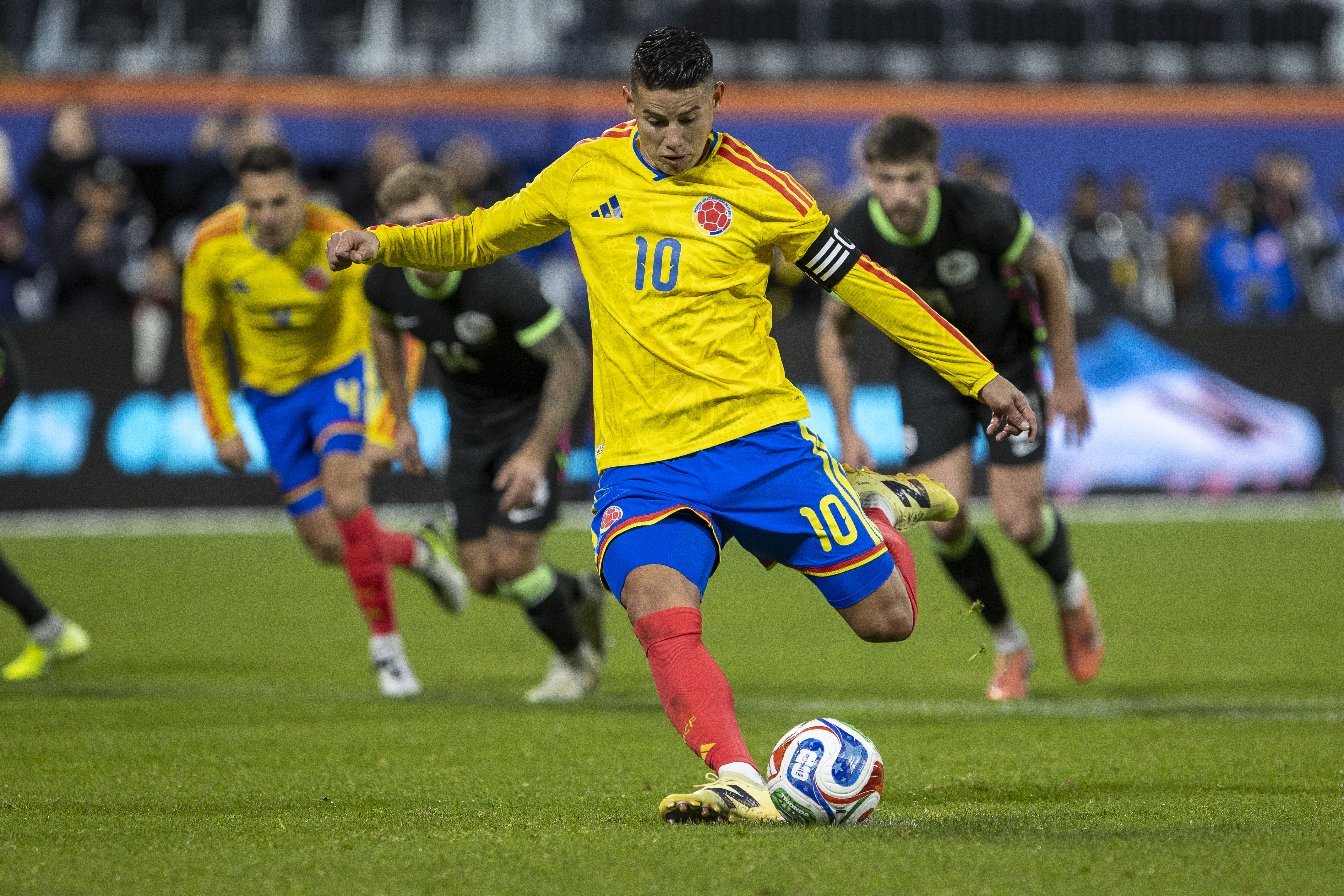 AMDEP9339. BOGOTÁ (COLOMBIA), 06/02/2026.- Fotografía de archivo del 18 de noviembre de 2025 del colombiano James Rodríguez pateando un penalti en un partido amistoso entre las selecciones de Colombia y Australia en el estadio Citi Field, en Nueva York (Estados Unidos). El Minnesota United de la MLS anunció este viernes el fichaje de Rodríguez, quien se encontraba sin equipo tras abandonar la disciplina del Club León mexicano el pasado noviembre. EFE/ Angel Colmenares /ARCHIVO