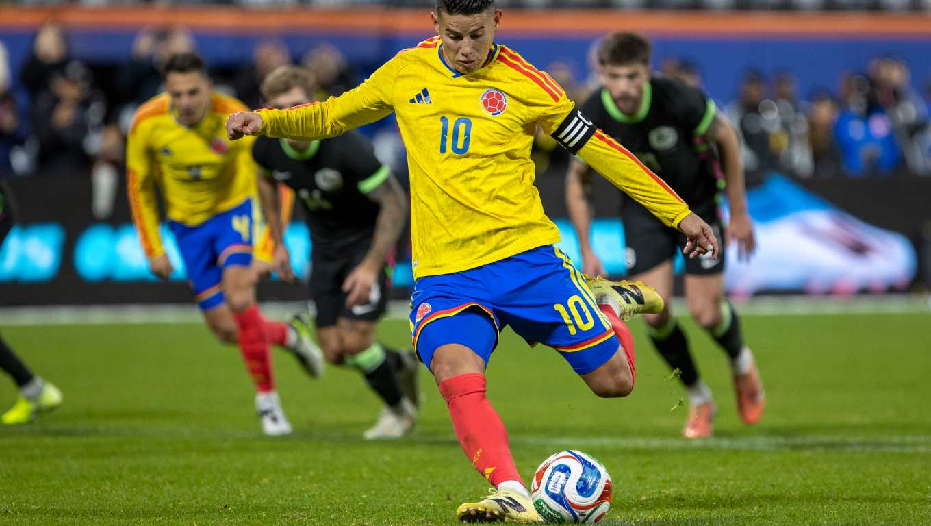 AMDEP9339. BOGOTÁ (COLOMBIA), 06/02/2026.- Fotografía de archivo del 18 de noviembre de 2025 del colombiano James Rodríguez pateando un penalti en un partido amistoso entre las selecciones de Colombia y Australia en el estadio Citi Field, en Nueva York (Estados Unidos). El Minnesota United de la MLS anunció este viernes el fichaje de Rodríguez, quien se encontraba sin equipo tras abandonar la disciplina del Club León mexicano el pasado noviembre. EFE/ Angel Colmenares /ARCHIVO