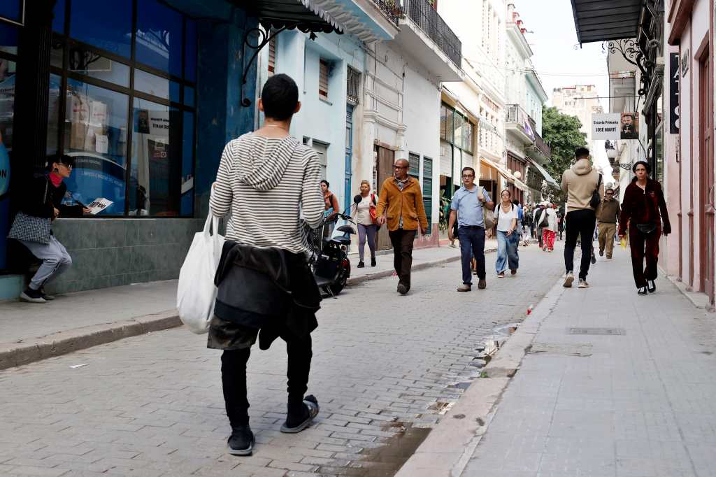 Autobuses, clases y hospitales: el asedio petrolero de EE.UU. comienza a paralizar Cuba