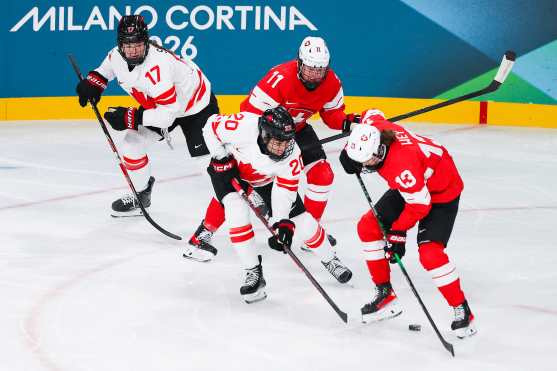 MILANO (Italy), 07/02/2026.- Ella Shelton (top,L) and Sarah Nurse (bottom,L) of Canada vie for the puck against Laura Zimmermann (top,R) and Ivana Wey (bottom,R) during the Women's Ice Hockey preliminary round match between Switzerland and Canada at the Milano Cortina 2026 Winter Olympic Games, in Milan, Italy, 07 February 2026. (Italia, Suiza) EFE/EPA/FAZRY ISMAIL