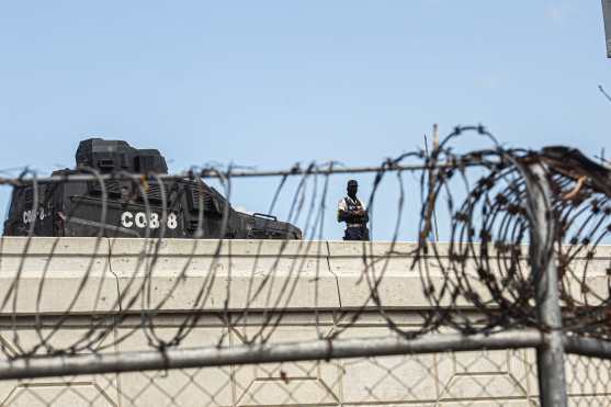 AME3093. PUERTO PRÍNCIPE (HAITÍ), 07/02/2026.- Un integrante de la Policía de Haití custodia este sábado, en Puerto Príncipe (Haití). El primer ministro de Haití, Alix Didier Fils-Aimé, quien asumió las funciones del Poder Ejecutivo del país, dijo estar "consciente" de las responsabilidades sobre sus hombros y que de inmediato "pone manos a la obra" en su trabajo. EFE/ Mentor David Lorens