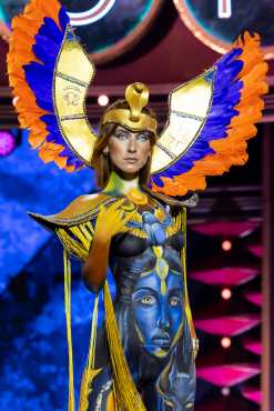 LAS PALMAS DE GRAN CANARIA (ESPAÑA), 15/02/2026.- Vivian María Lamolda ha conseguido este domingo el segundo premio del Certamen Internacional de Maquillaje Corporal del Carnaval de Las Palmas de Gran Canaria con la fantasía titulada 'Quinta esencia', obra de la maquilladora Melania Suárez Armas. EFE/Quique Curbelo