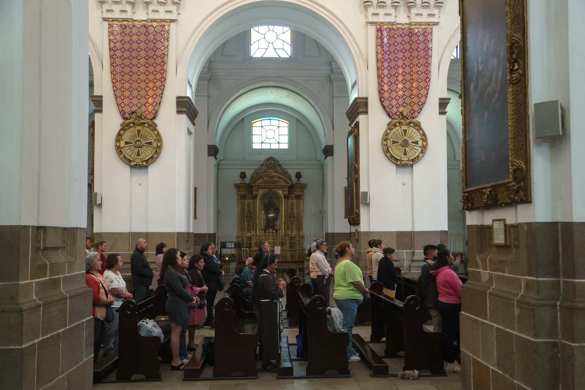 AME6543. CIUDAD DE GUATEMALA (GUATEMALA), 18/02/2026.- Feligreses asisten a la misa del Miércoles de Ceniza, en la Catedral Metropolitana de Santiago de Guatemala, en Ciudad de Guatemala (Guatemala). Este rito da inicio a la Cuaresma, periodo de cuarenta días de preparación espiritual hacia la Semana Santa y la Pascua. EFE/ Mariano Macz