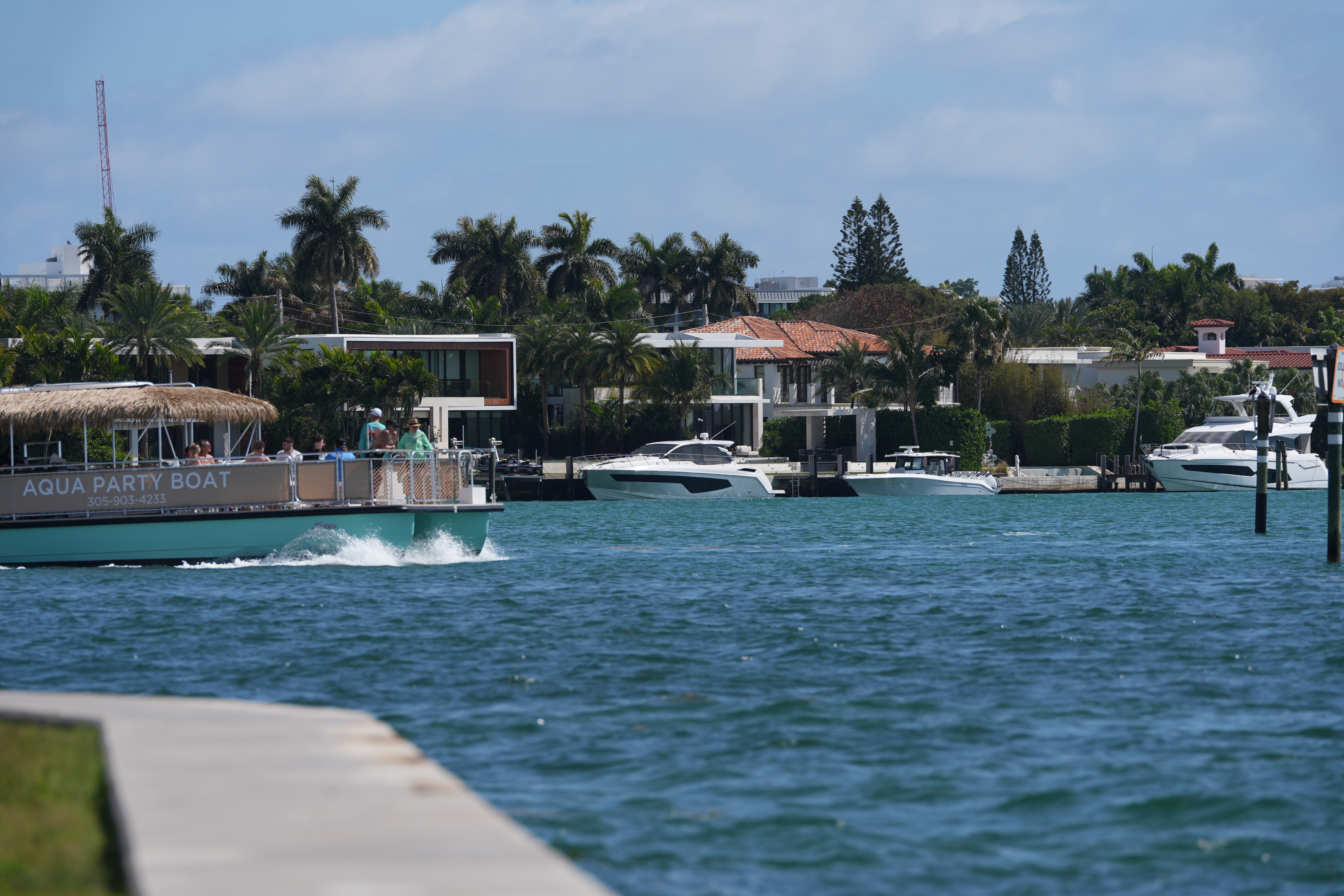 USA8583. MIAMI (ESTADOS UNIDOS), 19/02/2026.- Fotografía que muestra una embarcación pasando frente a las mansiones de la exclusiva zona de Bal Harbour, este jueves en el condado de Miami-Dade, Florida (EE.UU). La mudanza de Mark Zuckerberg a Florida, impulsada por motivos fiscales, refleja el creciente magnetismo de Miami para los ultrarricos, que se han duplicado en la ciudad en la última década, según un reporte de Henley & Partners, lo que incluye a latinoamericanos, como mexicanos y colombianos. EFE/ Alberto Boal