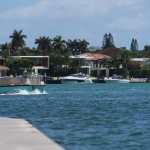 USA8583. MIAMI (ESTADOS UNIDOS), 19/02/2026.- Fotografía que muestra una embarcación pasando frente a las mansiones de la exclusiva zona de Bal Harbour, este jueves en el condado de Miami-Dade, Florida (EE.UU). La mudanza de Mark Zuckerberg a Florida, impulsada por motivos fiscales, refleja el creciente magnetismo de Miami para los ultrarricos, que se han duplicado en la ciudad en la última década, según un reporte de Henley & Partners, lo que incluye a latinoamericanos, como mexicanos y colombianos. EFE/ Alberto Boal