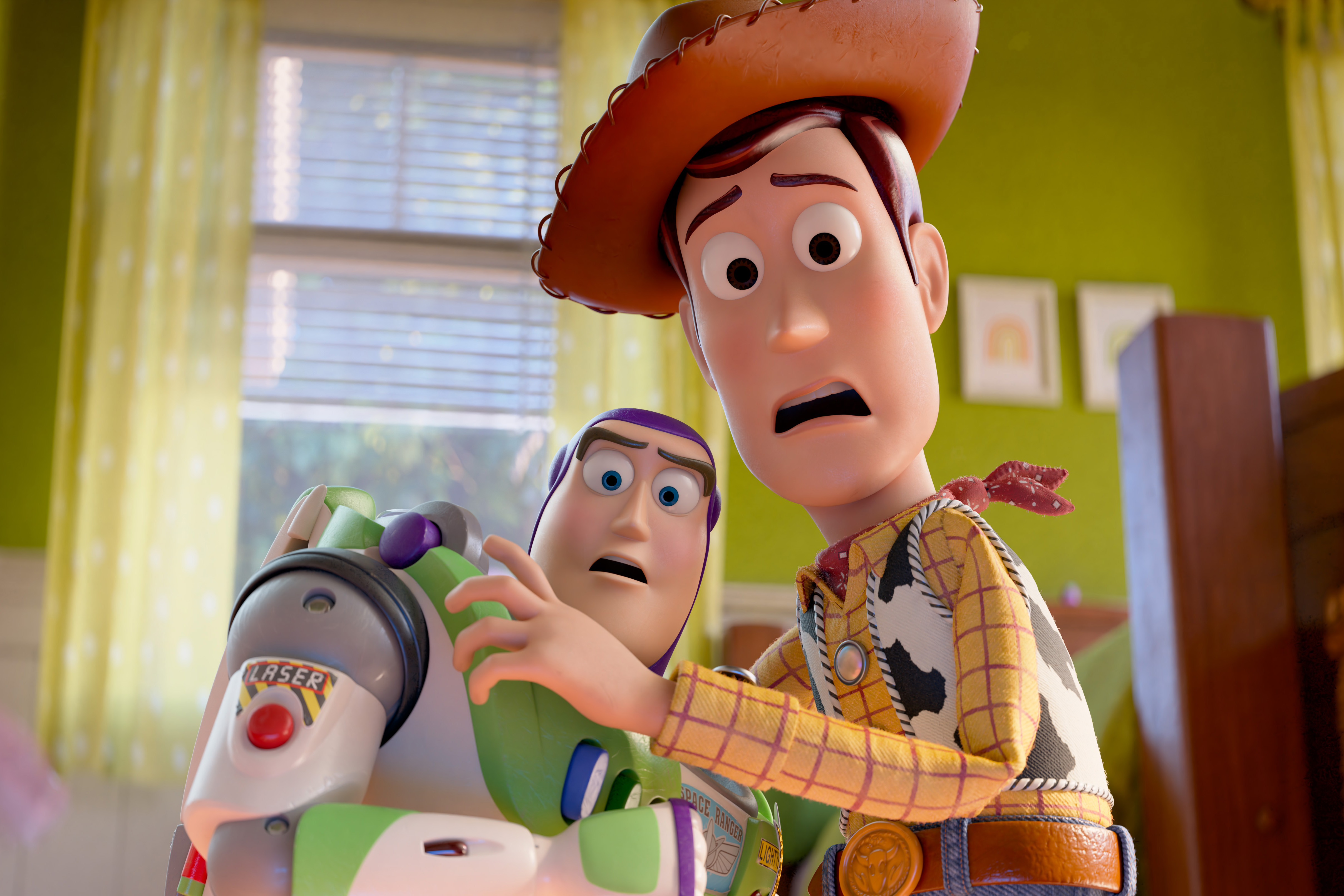  Imagen cedida por Walt Disney Studios que muestra un fragmento de la película 'Toy Story 5'. Un Woody calvo y el aguerrido Buzz Lightyear se reencontrarán para enfrentar a Lilypad, una tableta inteligente que amenaza con dominar la vida de los niños, según muestra el nuevo tráiler de 'Toy Story 5' revelado este jueves. (Foto Prensa Libre: EFE)