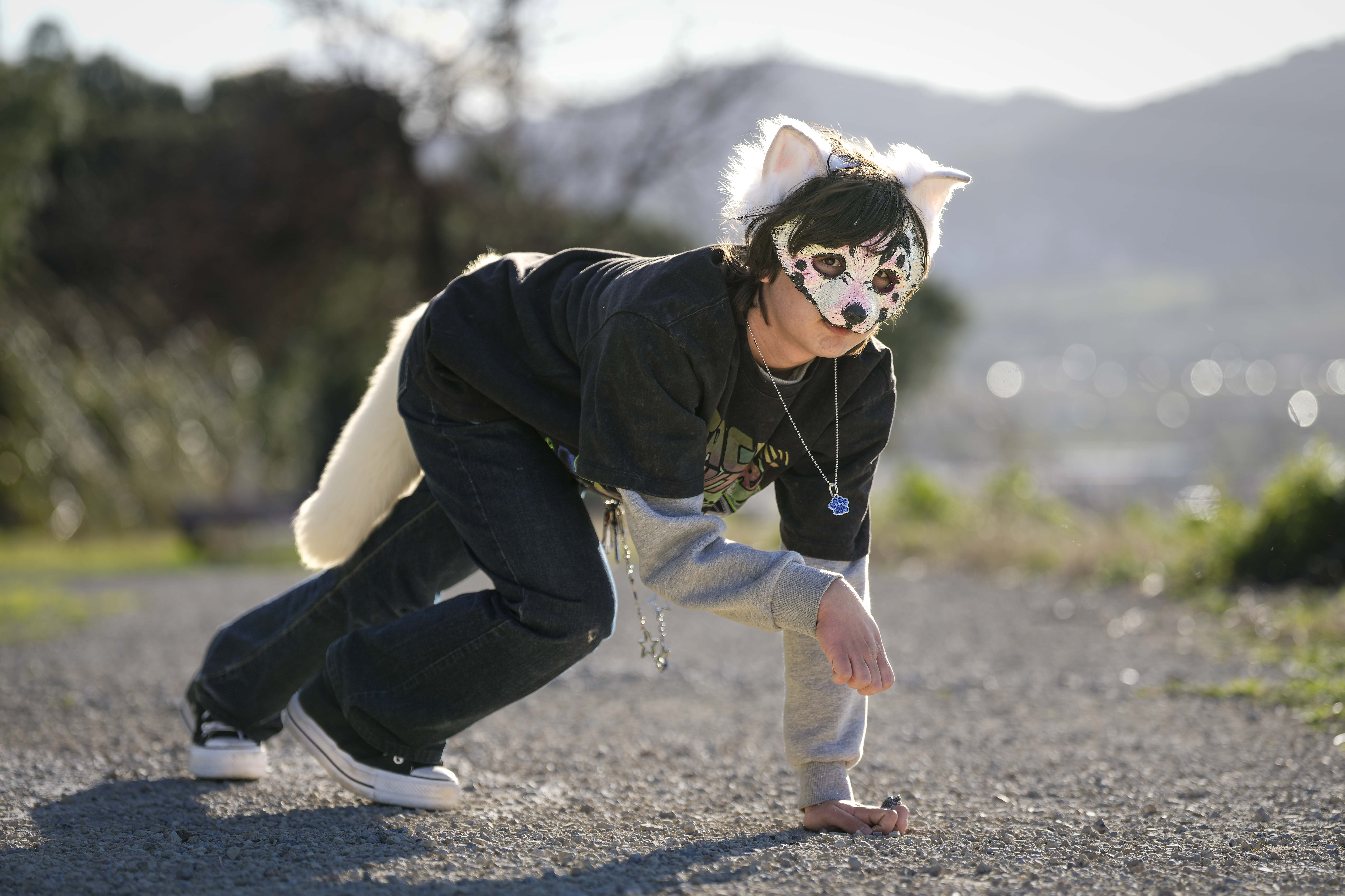 - Fin -nombre ficticio-, un joven de 17 años de Sant Feliu de Llobregat (Barcelona), que se identifica con un lobo gris albino, hace nueve años que forma parte de la comunidad 'therian', personas que aseguran identificarse con animales no humanos y actúan como tal, tapando sus rostros con máscaras, moviéndose a cuatro patas, saltando o reptando, un fenómeno que se ha hecho viral en redes sociales y que hoy y mañana reunirá en ciudades como Barcelona y Bilbao a los miembros de la comunidad. (Foto Prensa Libre: EFE)