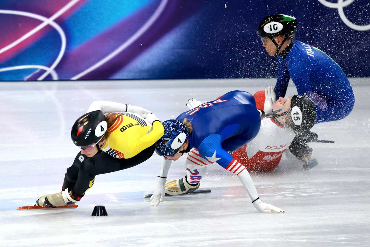 MILAN (Italy), 20/02/2026.- Kamila Sellier (2R) of Poland falls in the Women's 1500m quarterfinals of the Short Track Speed Skating competitions at the Milano Cortina 2026 Winter Olympic Games, in Milan, Italy, 20 February 2026. (1500 metros, 1500 metros, Italia, Polonia) EFE/EPA/WU HAO