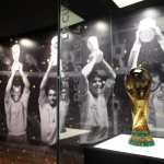 AME7288. LUQUE (PARAGUAY), 20/02/2026.- Fotografía de una réplica del trofeo de la Copa Mundial de la FIFA este viernes, en el Museo Conmebol en Luque (Paraguay). EFE/ Juan Pablo Pino