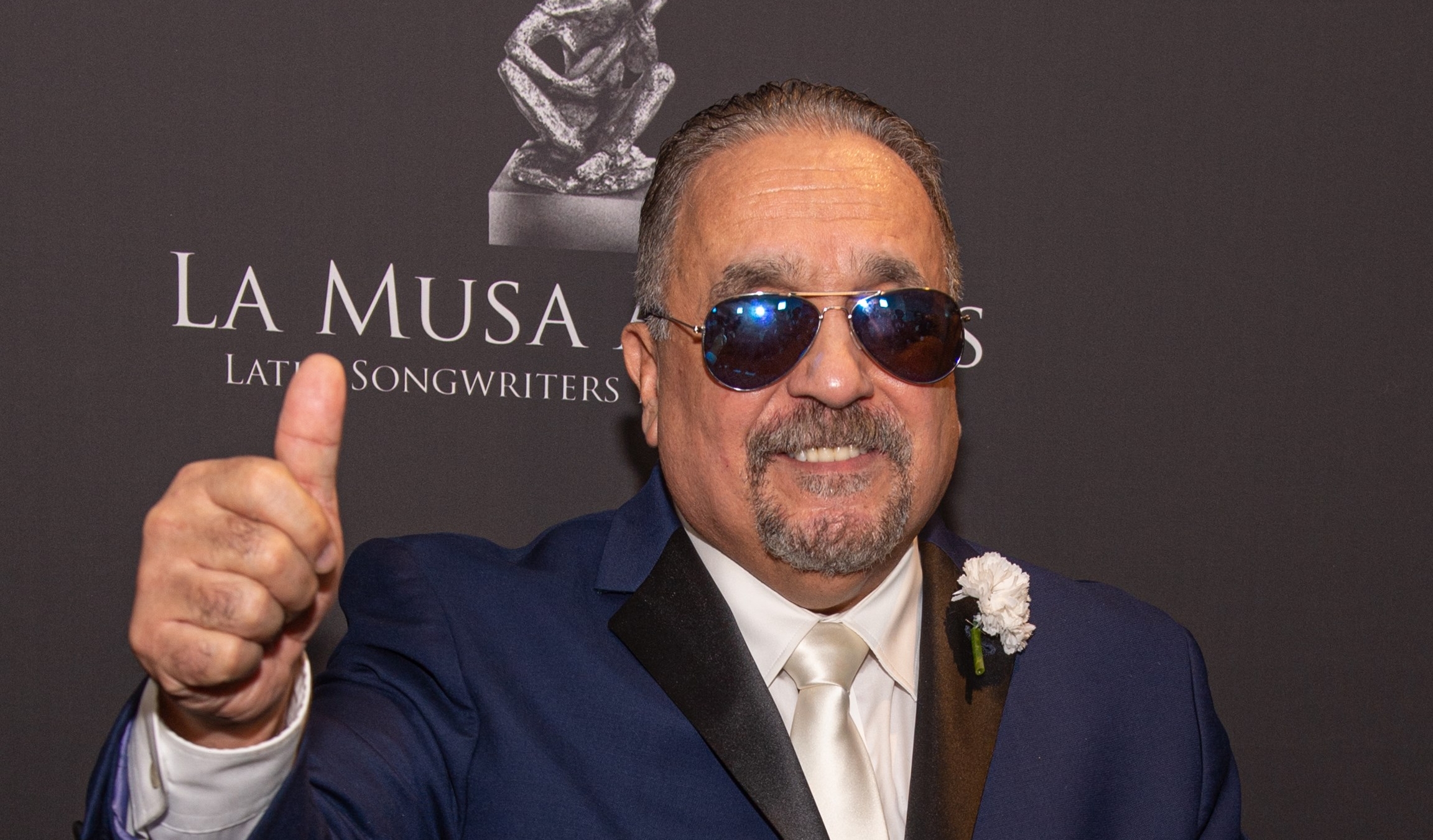 AME7447. BOGOTÁ (COLOMBIA), 21/02/2026.- Fotografía de archivo del 24 de octubre de 2019 que muestra al músico y compositor de salsa Willie Colón posan en la alfombra de La Musa Awards 2019 en el James L. Knight Center de la ciudad de Miami (EE. UU.). Willie Colón, el emblemático trombonista, compositor e intérprete de íconos de la salsa como 'Idilio' y 'Gitana', falleció este sábado a sus 75 años, por complicaciones de salud. EFE/ Giorgio Viera/ ARCHIVO