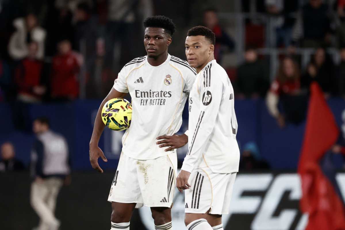 PAMPLONA, 21/02/2026.- Los franceses Kylian Mbappé (d) y Aurelien Tchouameni tras el segundo gol de Osasuna en el partido de la jornada 25 de LaLiga que disputaron CA Osasuna y Real Madrid, este sábado en el estadio de El Sadar, en Pamplona. EFE/ Jesús Diges