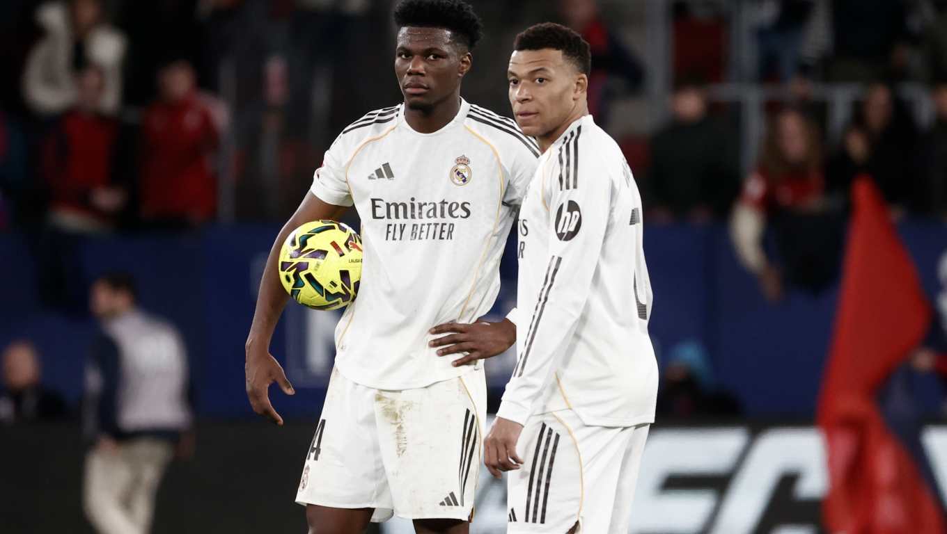 PAMPLONA, 21/02/2026.- Los franceses Kylian Mbappé (d) y Aurelien Tchouameni tras el segundo gol de Osasuna en el partido de la jornada 25 de LaLiga que disputaron CA Osasuna y Real Madrid, este sábado en el estadio de El Sadar, en Pamplona. EFE/ Jesús Diges