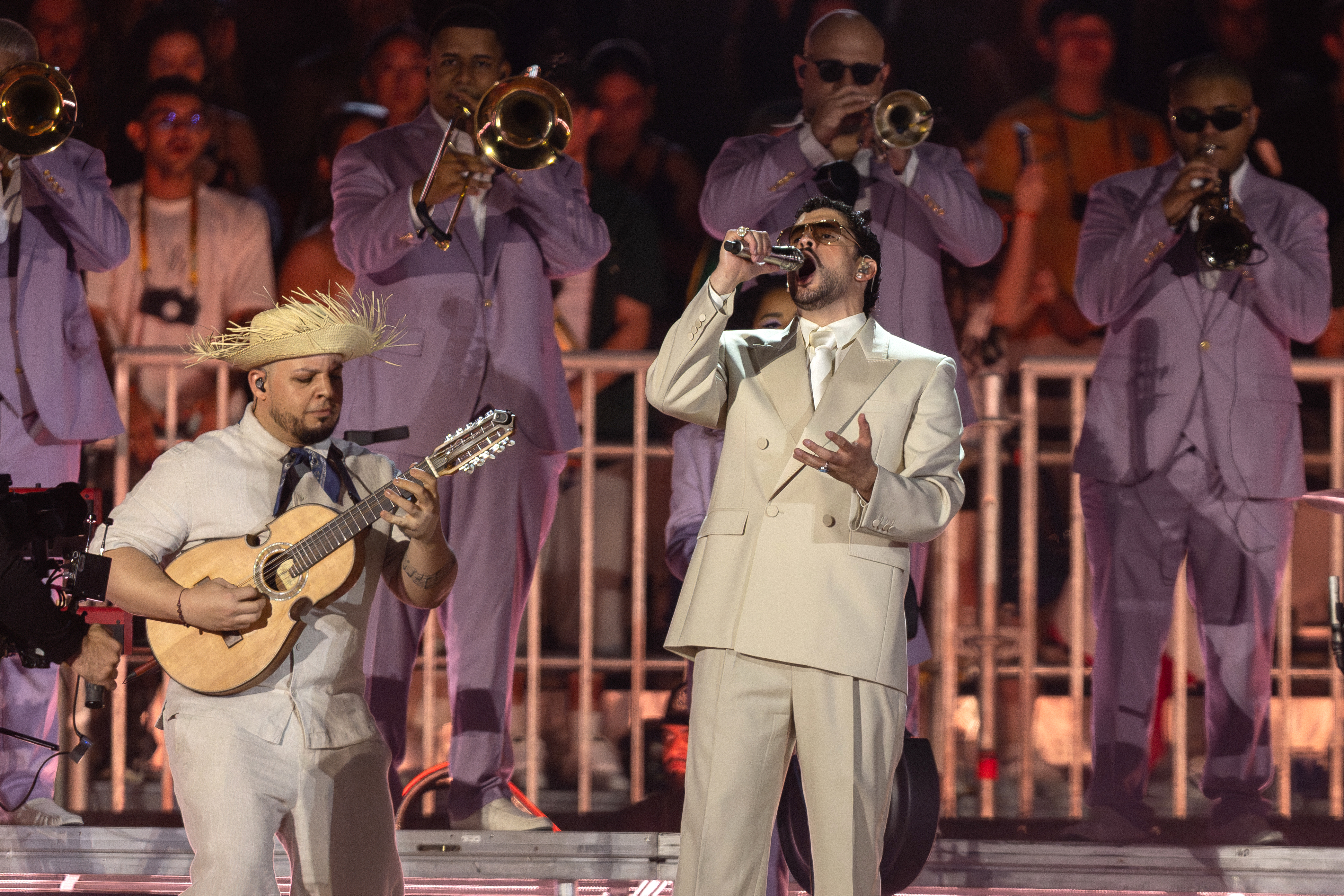 AME7335. SAO PAULO (BRASIL), 20/02/2026.- El cantante puertorriqueño Bad Bunny canta durante un concierto de su gira DeBí TiRAR MáS FOToS World Tour este viernes, en el Allianz Parque en Sao Paulo (Brasil). EFE/ Isaac Fontana