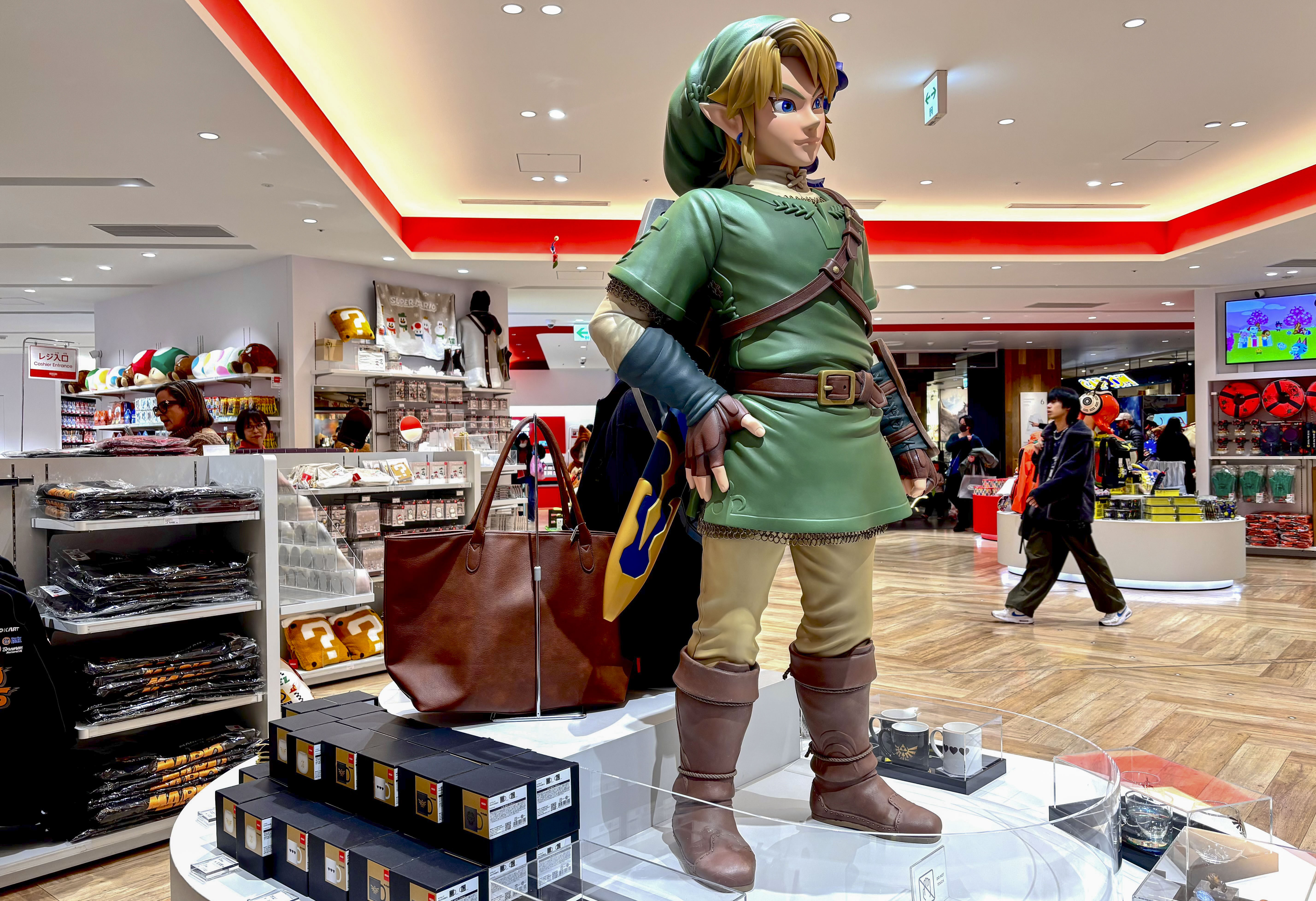 TOKIO, 21/02/2026.- Tienda de Nintendo en Tokio, donde se pueden adquirir productos de sus sagas más famosas como The Legend of Zelda, una de las sagas de videojuegos más conocidas, y que cumple este sábado cuatro décadas en una celebración que vuelve a transcurrir con discreción, sin grandes anuncios conmemorativos oficiales por parte de Nintendo de forma anticipada, al margen de su esperada adaptación a acción real. EFE/ Pilar Bernal Zamora