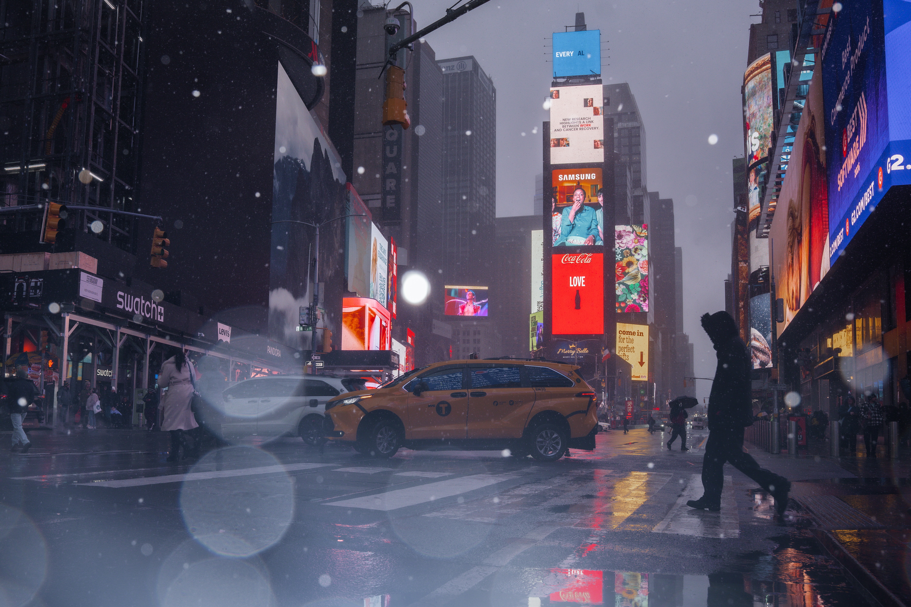  La gente camina por Times Square mientras se espera que comience una tormenta de nieve en Nueva York, Nueva York, EE. UU., el 22 de febrero de 2026. (Foto Prensa Libre: EFE)