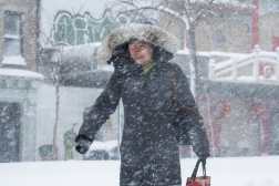 New York (United States), 23/02/2026.- A woman struggled to walk in the heavy snow during a winter blizzard in New York, New York, USA, 23 February 2026. The National Weather Service has issued a blizzard warning for New York City, forecasting up to 24 inches of snow. A vehicular travel ban is in effect until noon on 23 February. (Nueva York) EFE/EPA/OLGA FEDOROVA