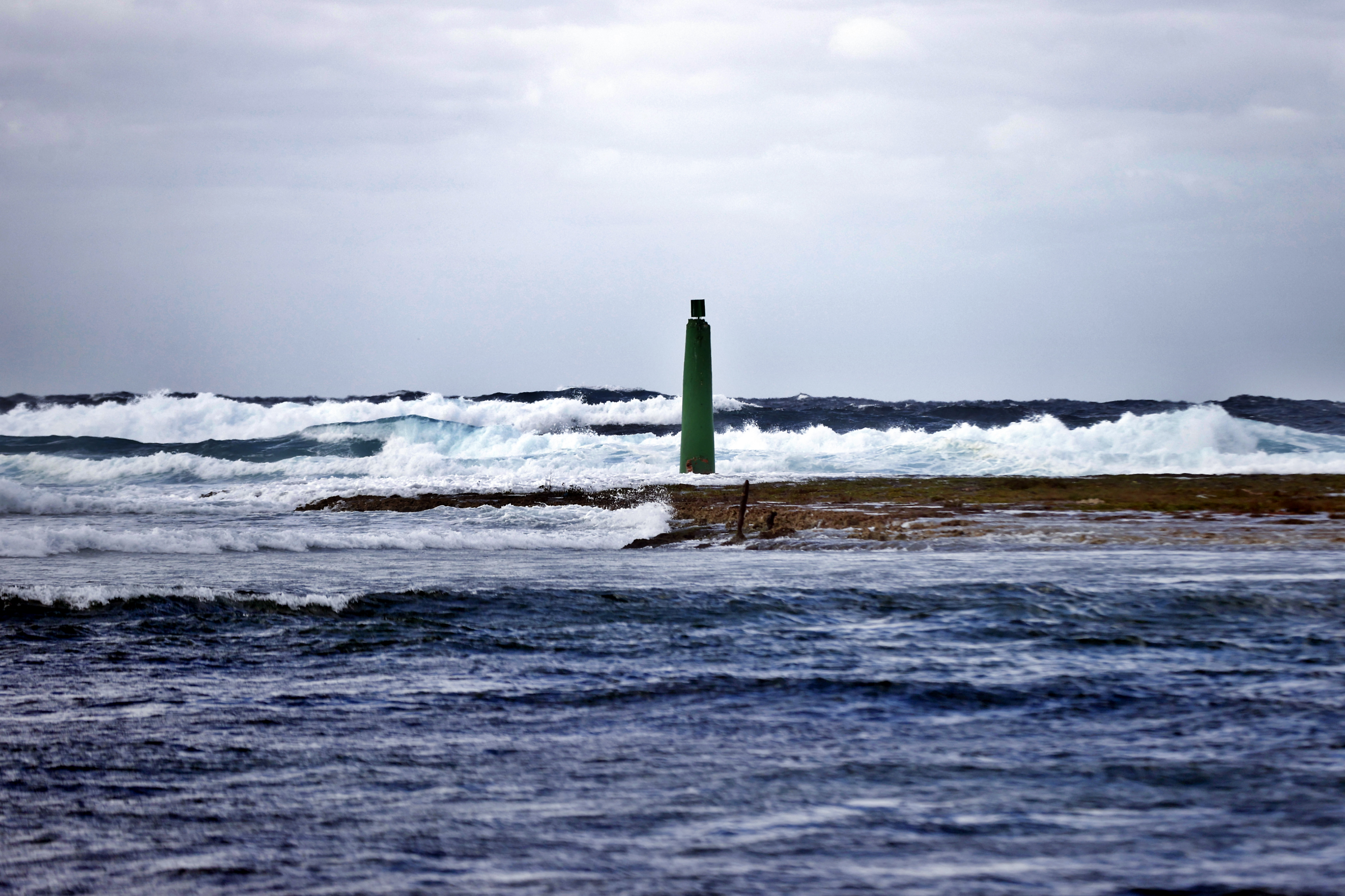 AME7813. LA HABANA (CUBA), 23/02/2026.- Fotografía que muestra un fuerte oleaje este lunes, en La Habana (Cuba). EFE/ Ernesto Mastrascusa