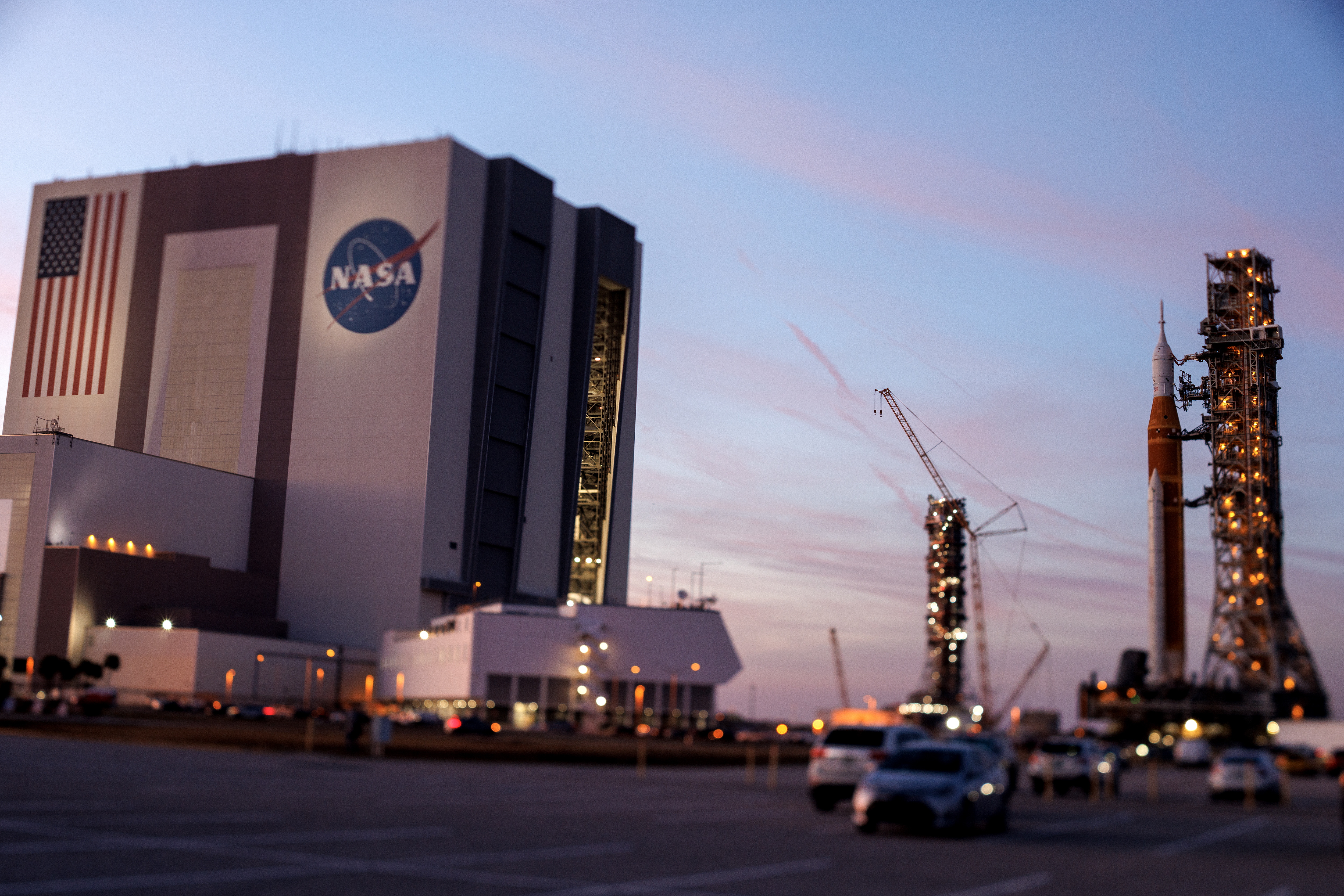 TITUSVILLE (United States), 26/02/2026.- The SLS (Space Launch System) rocket with an Orion capsule, part of the Artemis 2 mission, is being transported from Launch Pad 39B back to NASA's Vehicle Assembly Building (VAB) at the Kennedy Space Center in Titusville, Florida, USA, 25 February 2026. Artemis II is returning to the VAB because a critical helium system problem was discovered that requires access and repairs not possible on the launchpad. According to NASA, Artemis 2 is a crewed lunar flyby mission, the second in NASAs Artemis program, and the first human mission beyond low Earth orbit since 1972, testing spacecraft systems ahead of future Moon landings. EFE/EPA/CRISTOBAL HERRERA-ULASHKEVICH