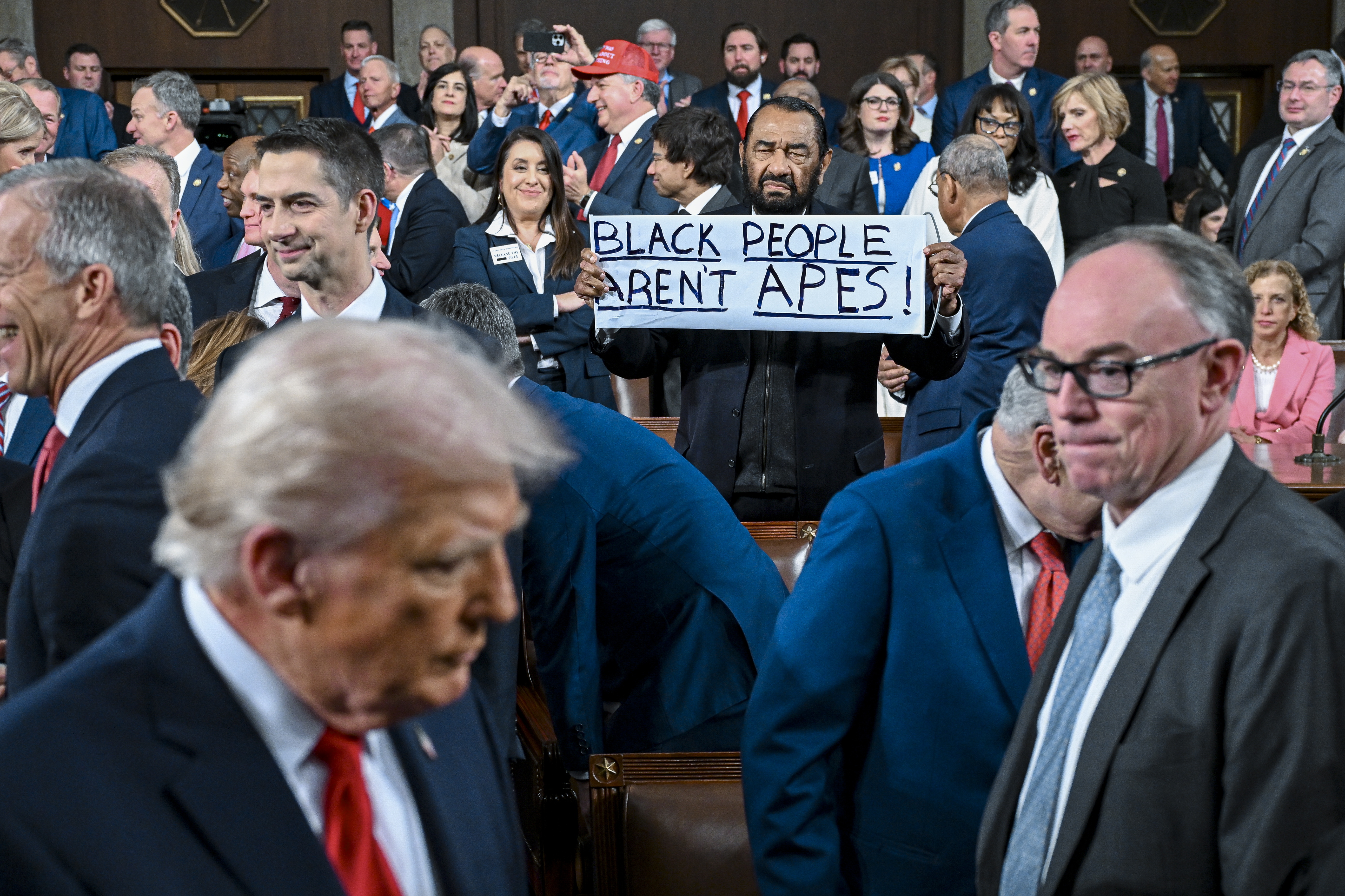 WASHINGTON (United States), 25/02/2026.- Representative Al Green (C), Democrat of Texas, holds a sign that reads 'Black people arent apes' before US President Donald J. Trump (L) delivers the first State of the Union address of his second term to a joint session of Congress in the House Chamber of the US Capitol in Washington, DC, USA, 24 February 2026. EFE/EPA/KENNY HOLSTON / POOL