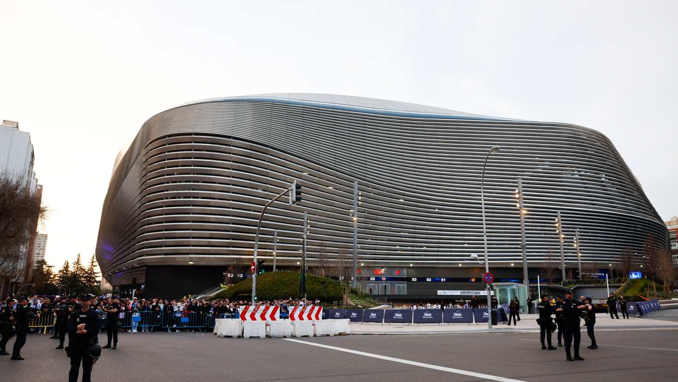 MADRID, 25/02/2026.- Efectivos de la policía en las inmediaciones del estadio Santiago Bernabéu antes del partido de vuelta de la fase de acceso a los octavos de Liga de Campeones que Real Madrid y Benfica disputan este miércoles en Madrid. EFE/Rodrigo Jiménez