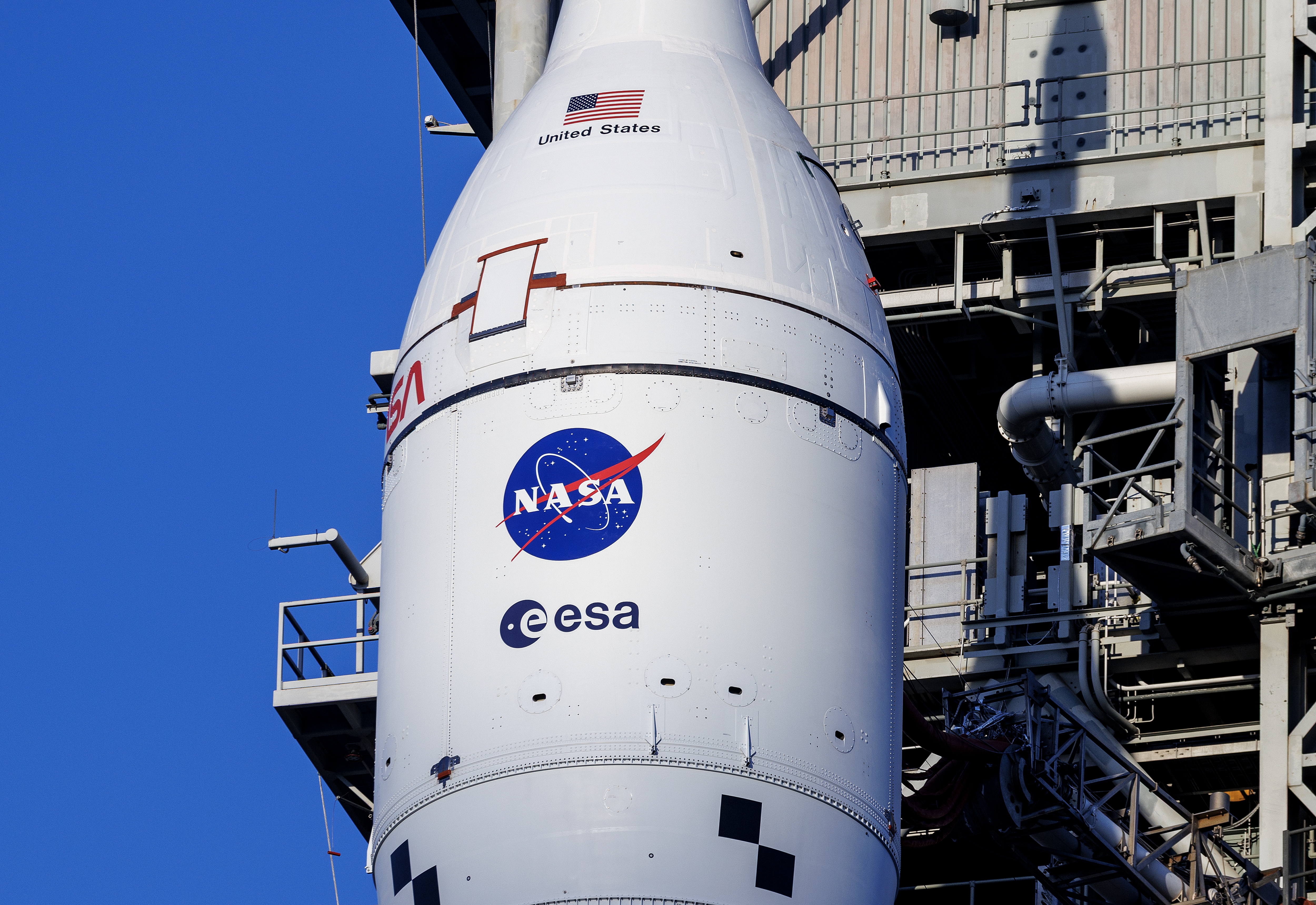 Cuatro astronautas de la NASA se preparan para viajar alrededor de la Luna con la misión Artemis II.  (Foto Prensa Libre: EFE)