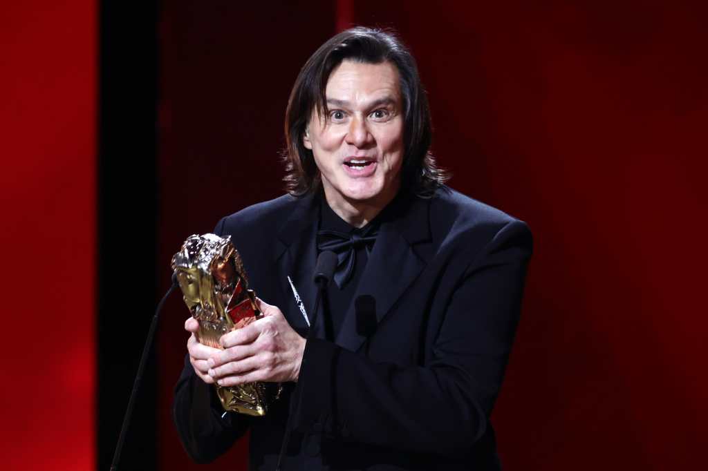 Jim Carrey recibe el César de honor con un cambio en el rostro que desata comentarios