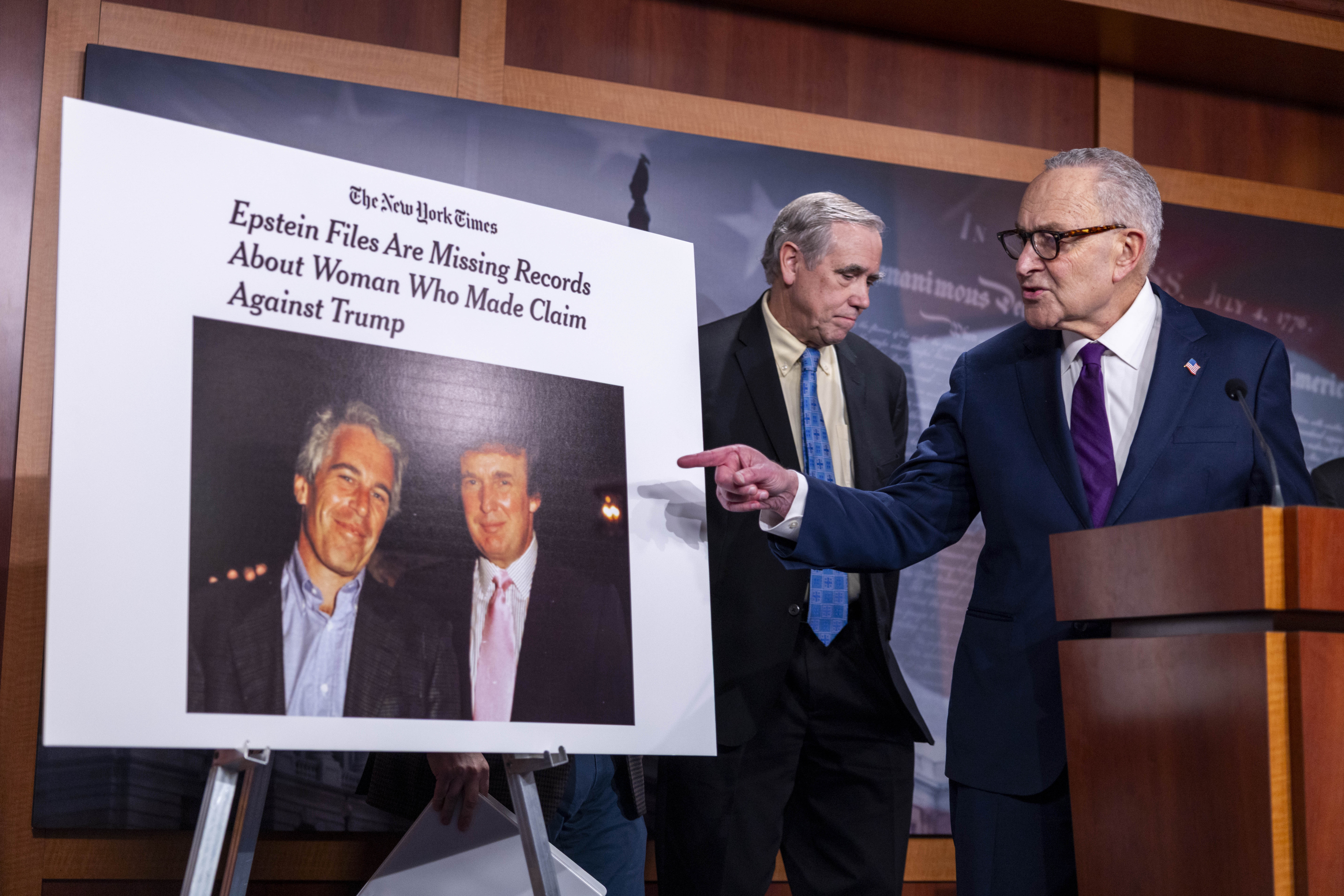 FOTO ILUSTRATIVA. El líder de la minoría del Senado de EE. UU., Chuck Schumer (R), pronuncia unas palabras durante una rueda de prensa sobre los esfuerzos de supervisión del Senado en relación con los archivos de Epstein en el Capitolio de EE. UU. en Washington, D.C., EE. UU., el 26 de febrero de 2026. (Foto Prensa Libre: EFE)