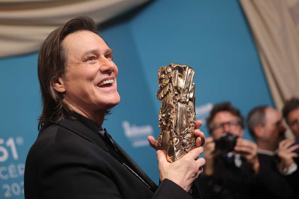 Jim Carrey recibe el César de honor con un cambio en el rostro que desata comentarios en redes