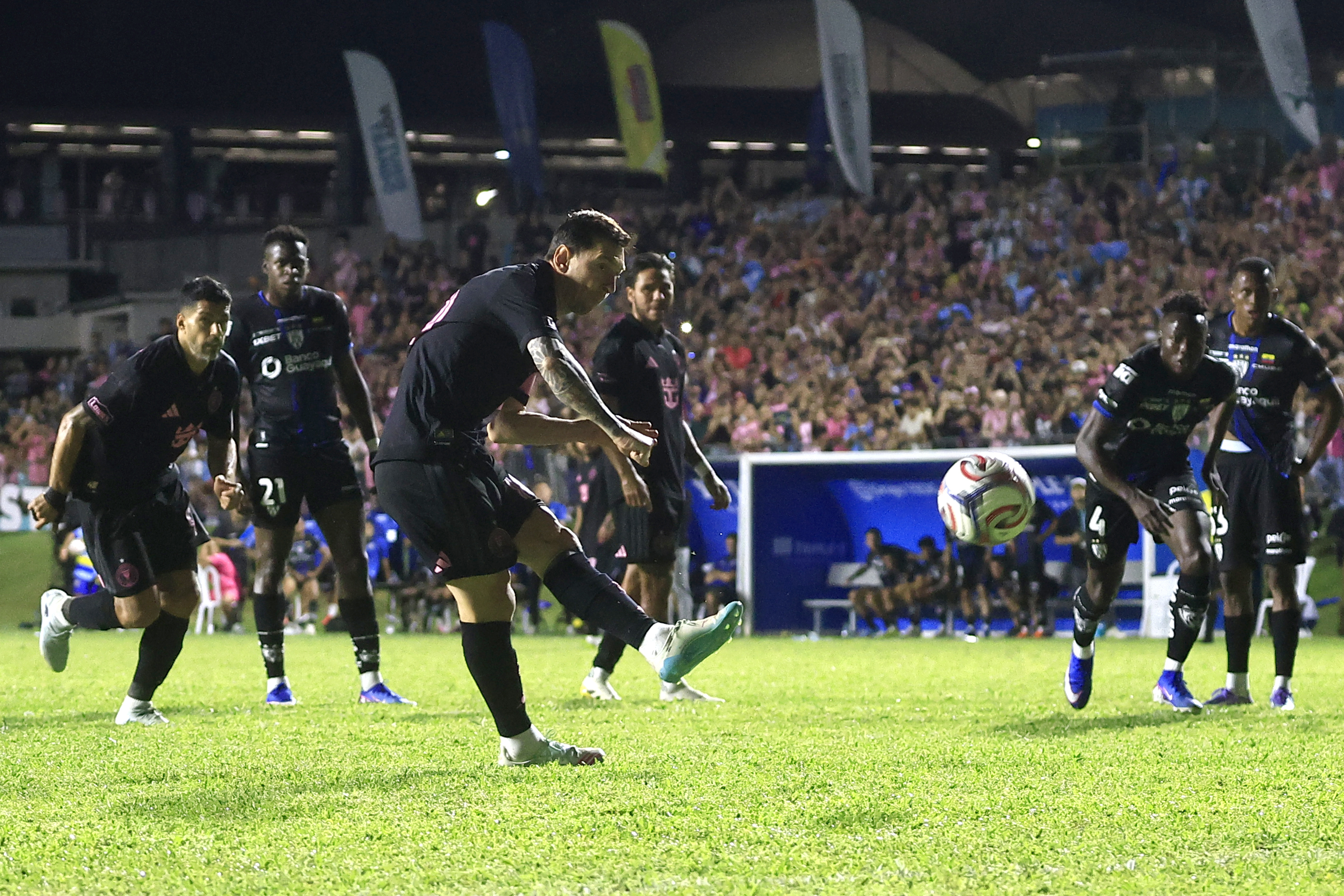 AME8709. BAYAMÓN (PUERTO RICO), 26/02/2026.- Lionel Messi de Inter patea un penal este jueves, en un partido amistoso entre Independiente del Valle y Inter Miami, en el estadio Juan Ramón Loubriel en Bayamón (Puerto Rico). EFE/ Thais Llorca