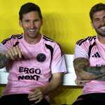 AME8709. BAYAMÓN (PUERTO RICO), 26/02/2026.- Lionel Messi (i) y Rodrigo De Paul del Inter Miami reaccionan este jueves, previo al partido amistoso entre Independiente del Valle y Inter Miami, en el estadio Juan Ramón Loubriel en Bayamón (Puerto Rico). EFE/ Thais Llorca