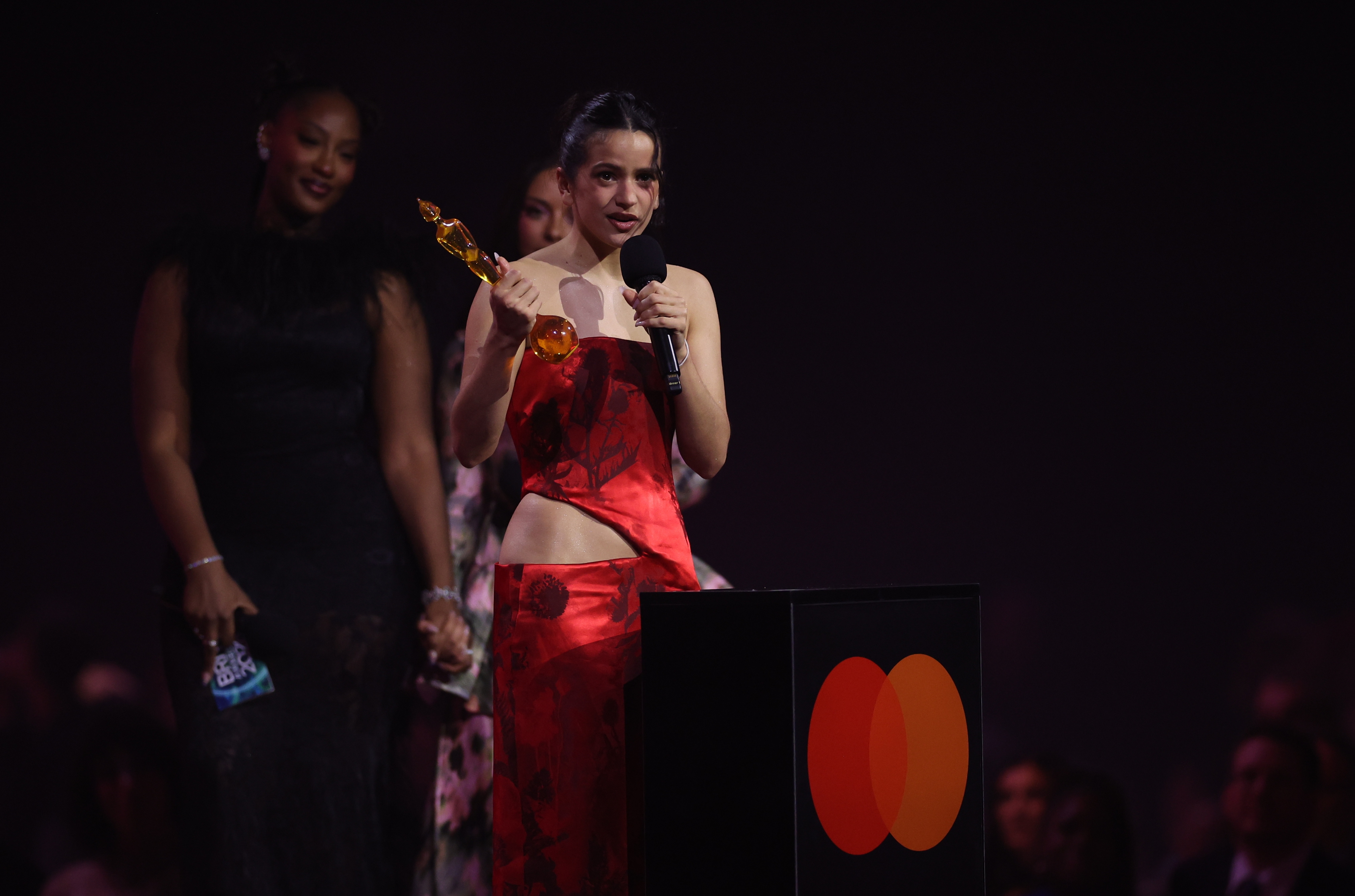 MANCHESTER (United Kingdom), 28/02/2026.- Rosalia after winning International Artist of the Year during the 2026 BRIT Awards live show at the Co-op Live Arena, Manchester, Britain, 28 February 2026. The annual pop music awards are presented by the British Phonographic Industry (BPI). (Reino Unido) EFE/EPA/ADAM VAUGHAN