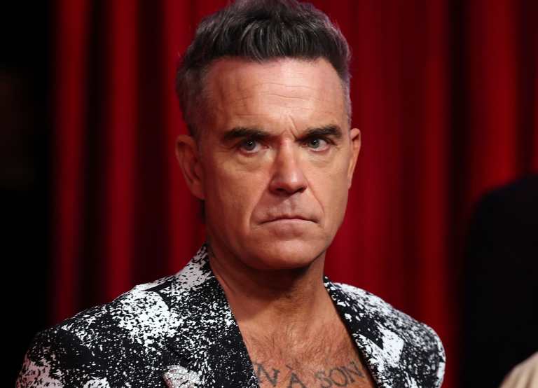 ¿Qué cayó de la boca de Robbie Williams tras cantar en la final del Mundial 2