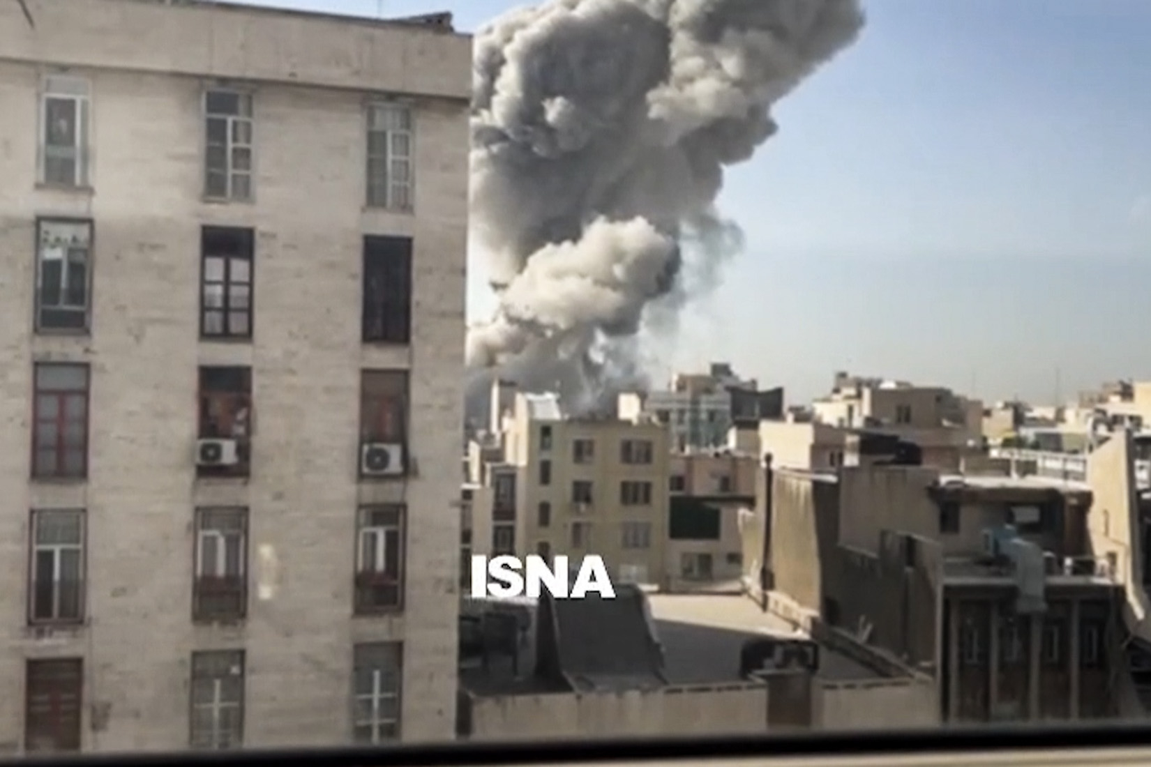 TEHERÁN (IRÁN), 28/02/2026.- Una columna de humo emerge del centro de Teherán tras un ataque israelí este sábado. Irán anunció este sábado el cierre de su espacio aéreo después de que se escucharan varias explosiones en diversos puntos de Teherán y de que Israel informara de que ha lanzado un ataque preventivo contra el país persa. EFE/ Isna SOLO USO EDITORIAL/SOLO DISPONIBLE PARA ILUSTRAR LA NOTICIA QUE ACOMPAÑA (CRÉDITO OBLIGATORIO)