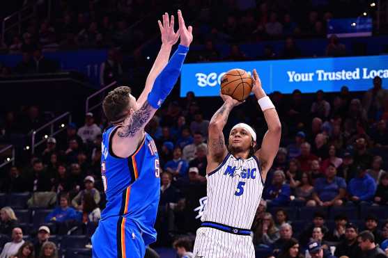 OKLAHOMA CITY, OKLAHOMA - FEBRUARY 3: Paolo Banchero #5 of the Orlando Magic attempts a shot in front of Isaiah Hartenstein #55 of the Oklahoma City Thunder during the second half at Paycom Center on February 3, 2026 in Oklahoma City, Oklahoma. NOTE TO USER: User expressly acknowledges and agrees that, by downloading and or using this photograph, User is consenting to the terms and conditions of the Getty Images License Agreement.   Joshua Gateley/Getty Images/AFP (Photo by Joshua Gateley / GETTY IMAGES NORTH AMERICA / Getty Images via AFP)