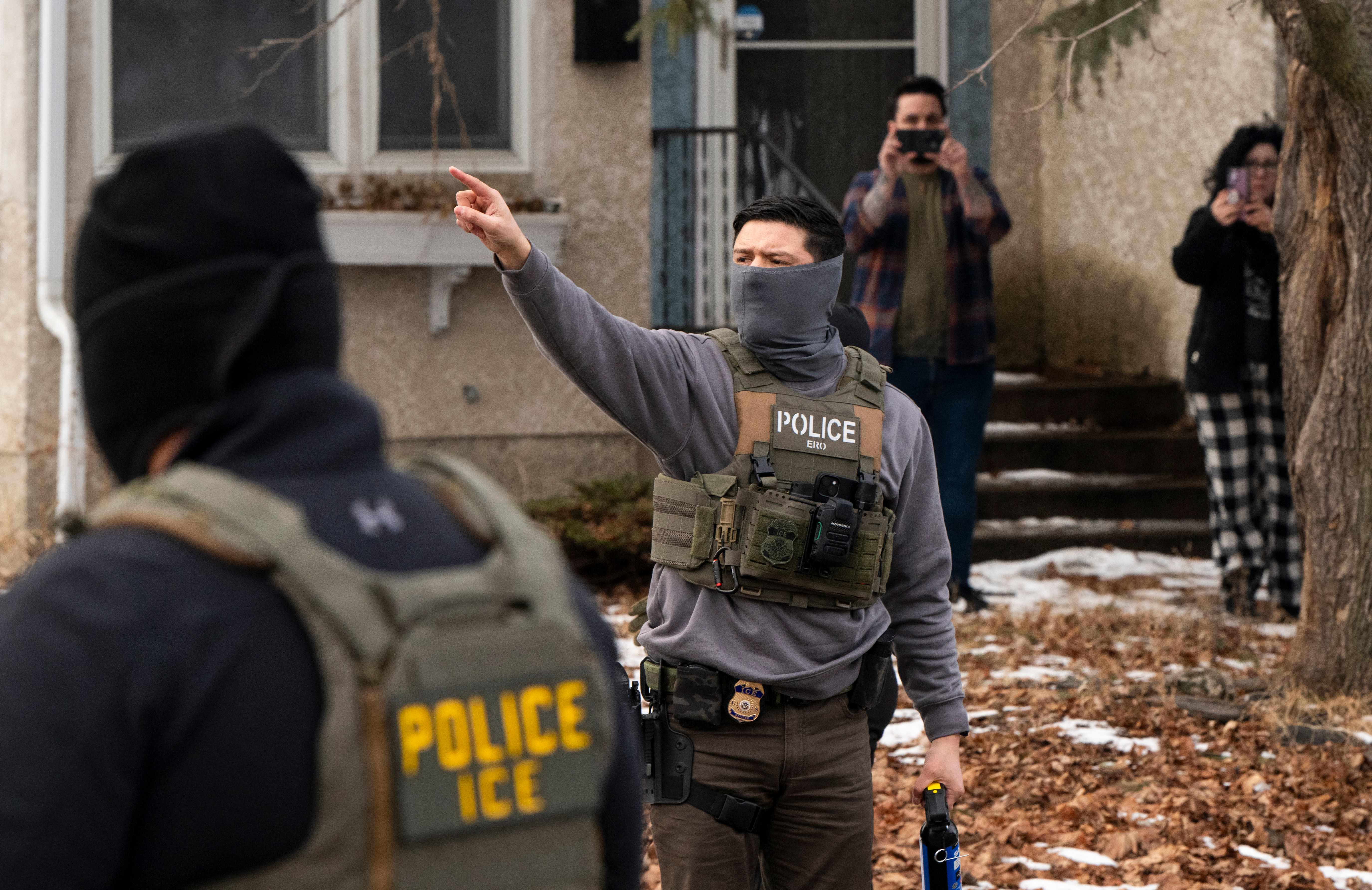 Observadores filman a agentes de ICE mientras controlan el perímetro después de que uno de sus vehículos pinchara una llanta en la Avenida Penn el 5 de febrero de 2026 en Minneapolis, Minnesota. (Foto Prensa Libre: AFP)