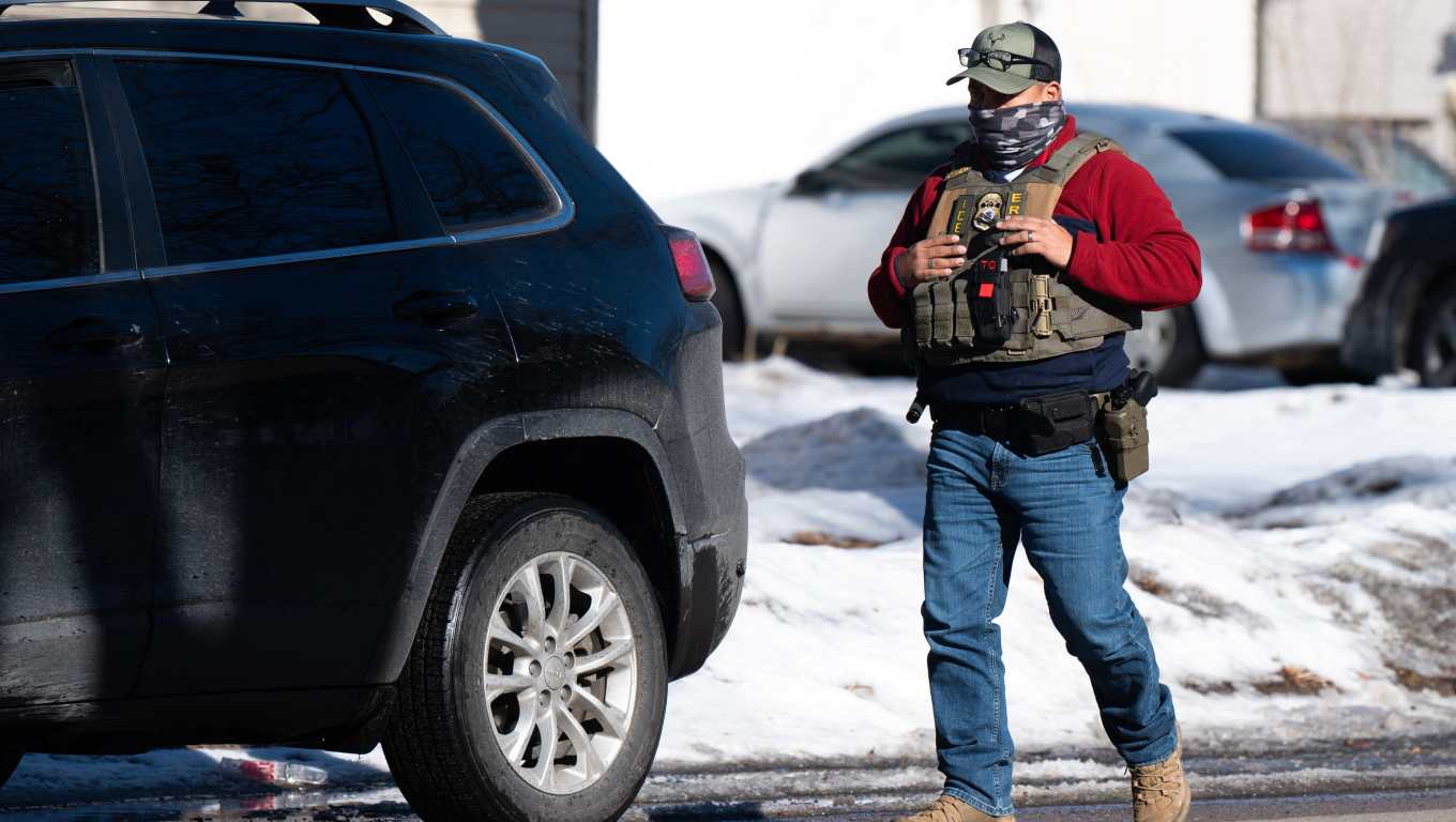 Agentes federales llegan a Minneapolis para realizar operativos de control migratorio.