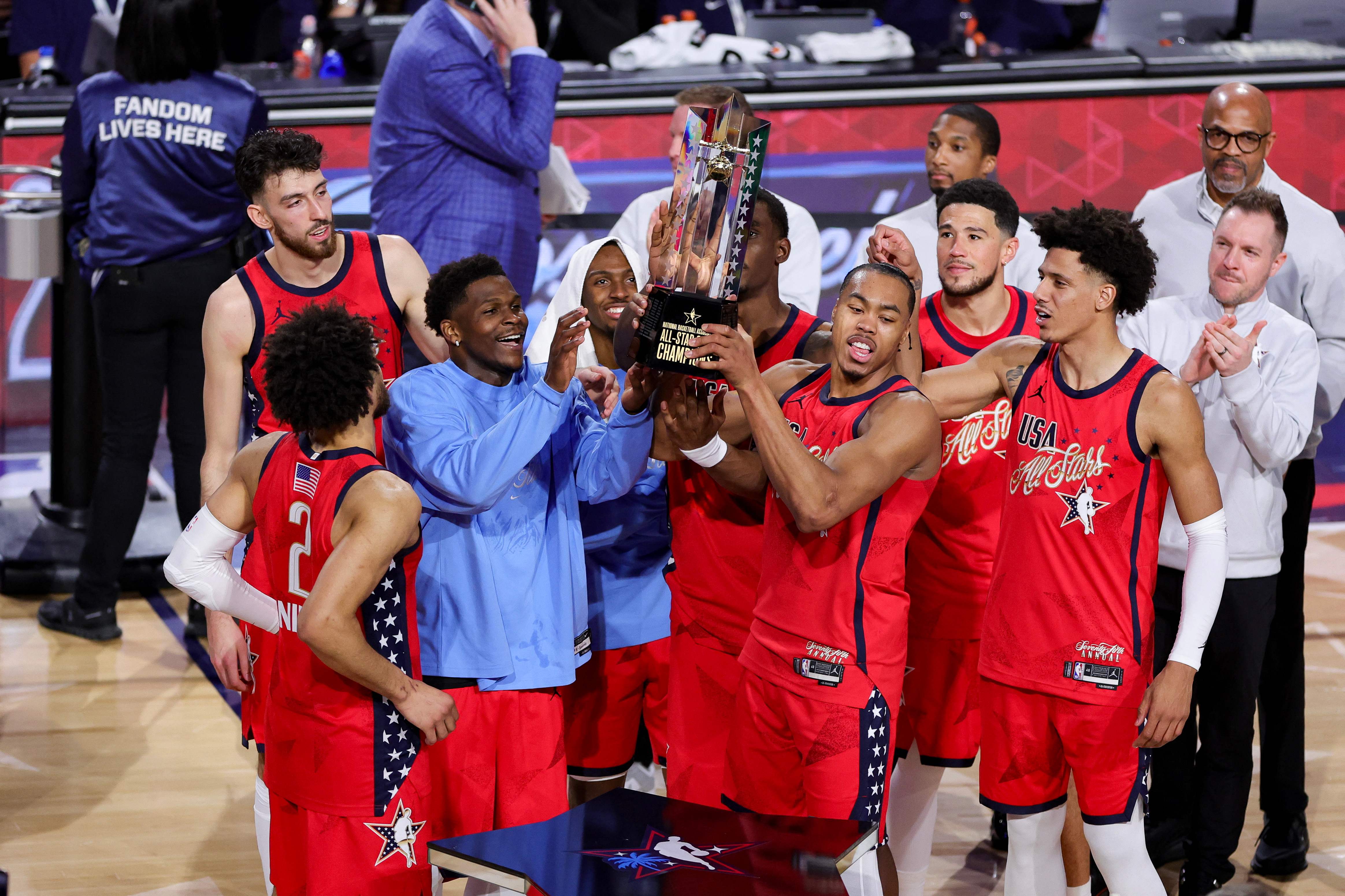 Las estrellas del equipo estadounidense alzan el Trofeo de Campeones del Juego de las Estrellas tras ganar el 75.º Juego de las Estrellas de la NBA en el Intuit Dome el 15 de febrero de 2026 en Inglewood, California.(Foto Prensa Libre: AFP).