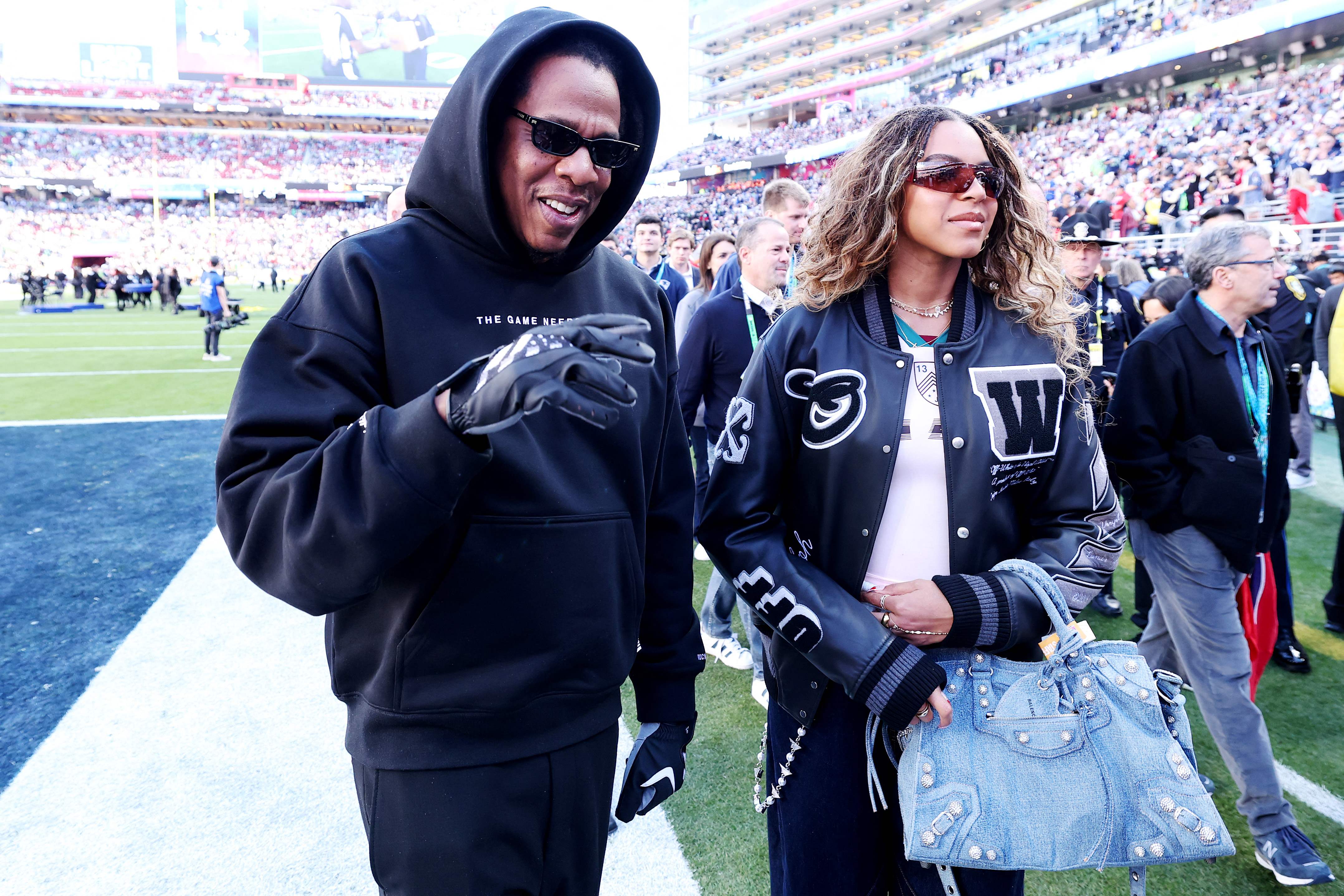 SANTA CLARA, CALIFORNIA - FEBRUARY 08: Jay-Z and daughter Blue Ivy Carter prior to the start of Super Bowl LX between the Seattle Seahawks and the New England Patriots at Levi's Stadium on February 08, 2026 in Santa Clara, California.   Kevin C. Cox/Getty Images/AFP (Photo by Kevin C. Cox / GETTY IMAGES NORTH AMERICA / Getty Images via AFP)