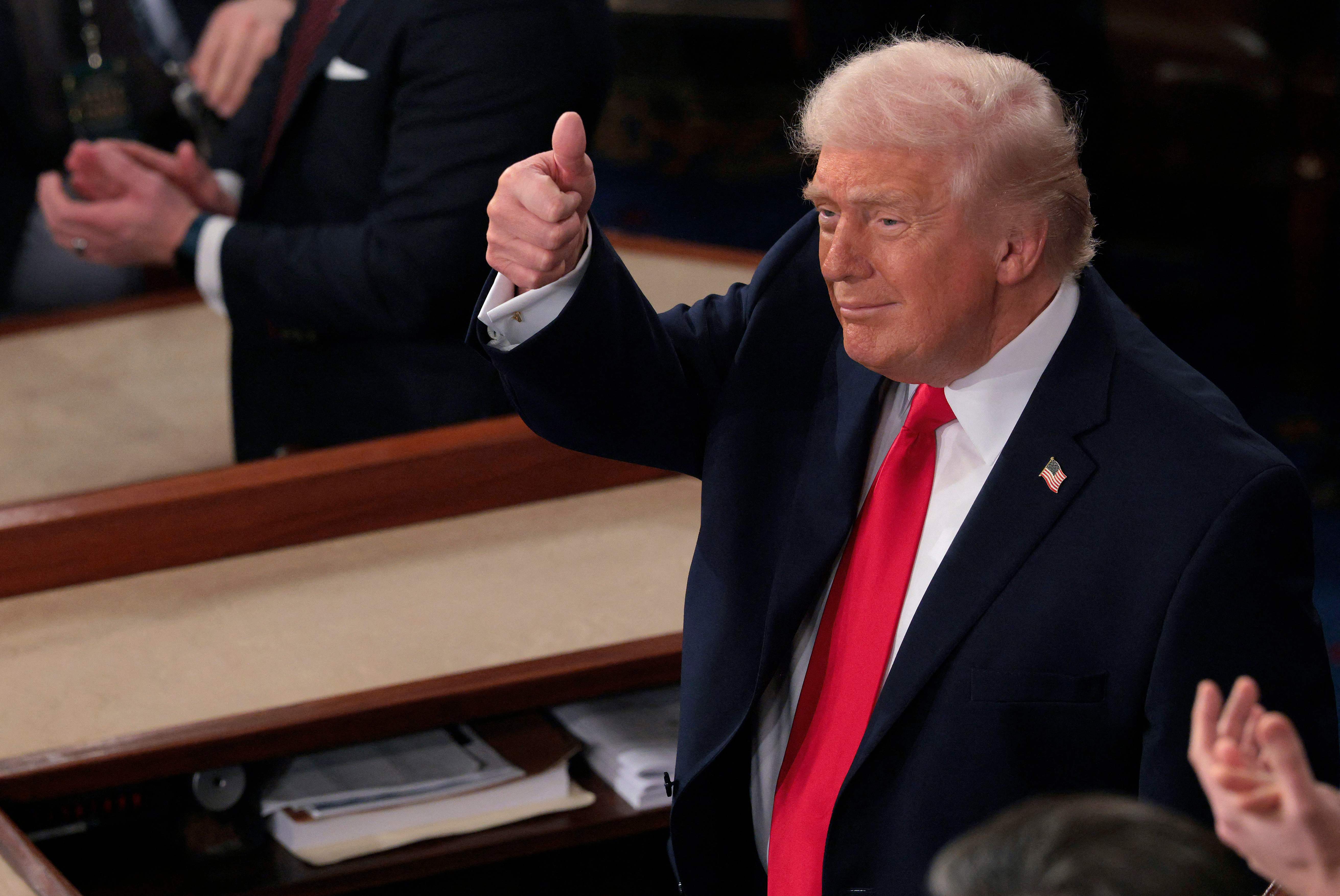 Donald Trump saluda durante su discurso del Estado de la Unión en el Capitolio, el 24 de febrero de 2026, en Washington, DC. (Foto Prensa Libre: AFP)