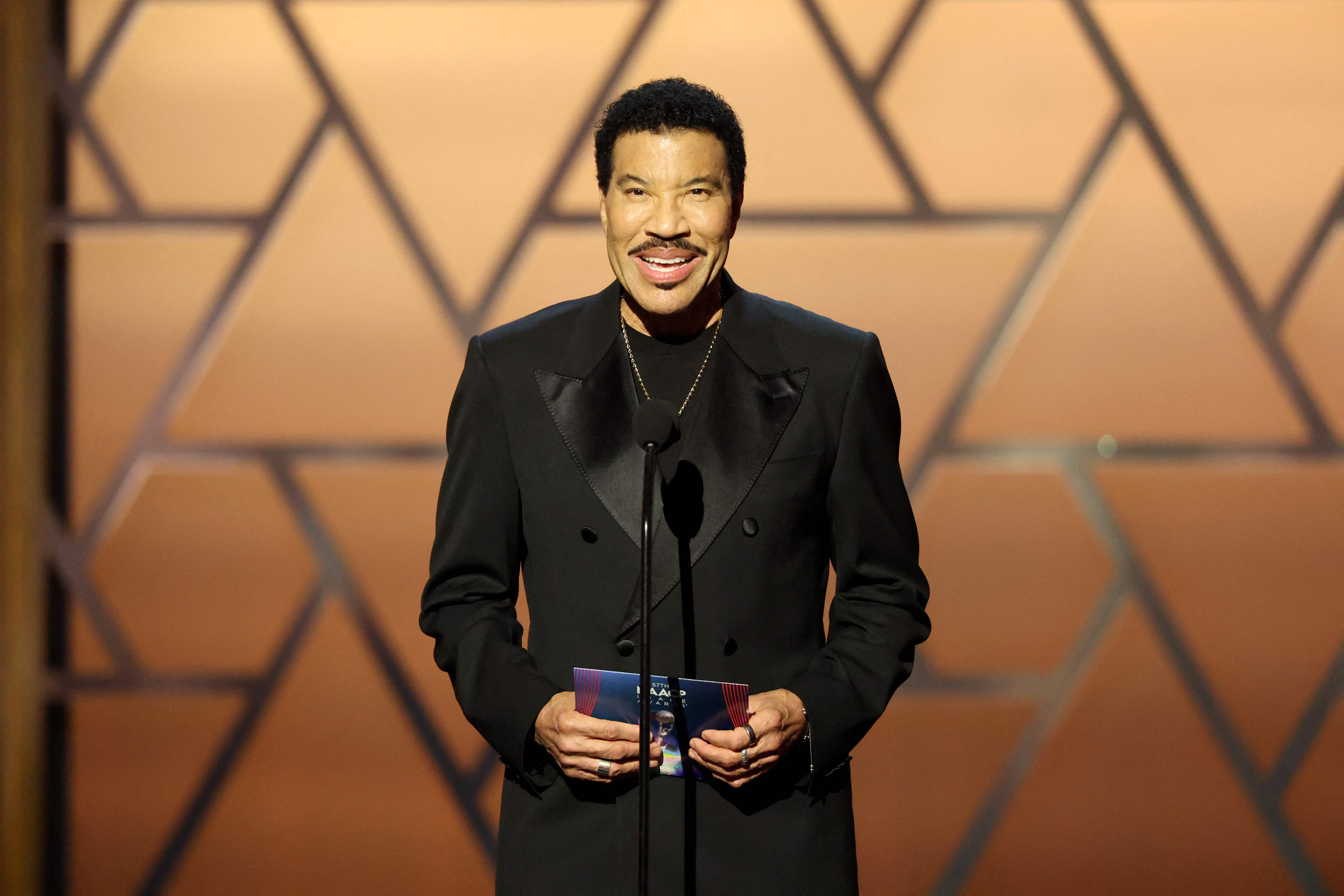 ¿Qué le pasó a Lionel Richie? Cantante permanece en cuidados intensivos tras presentar dificultades durante un concierto