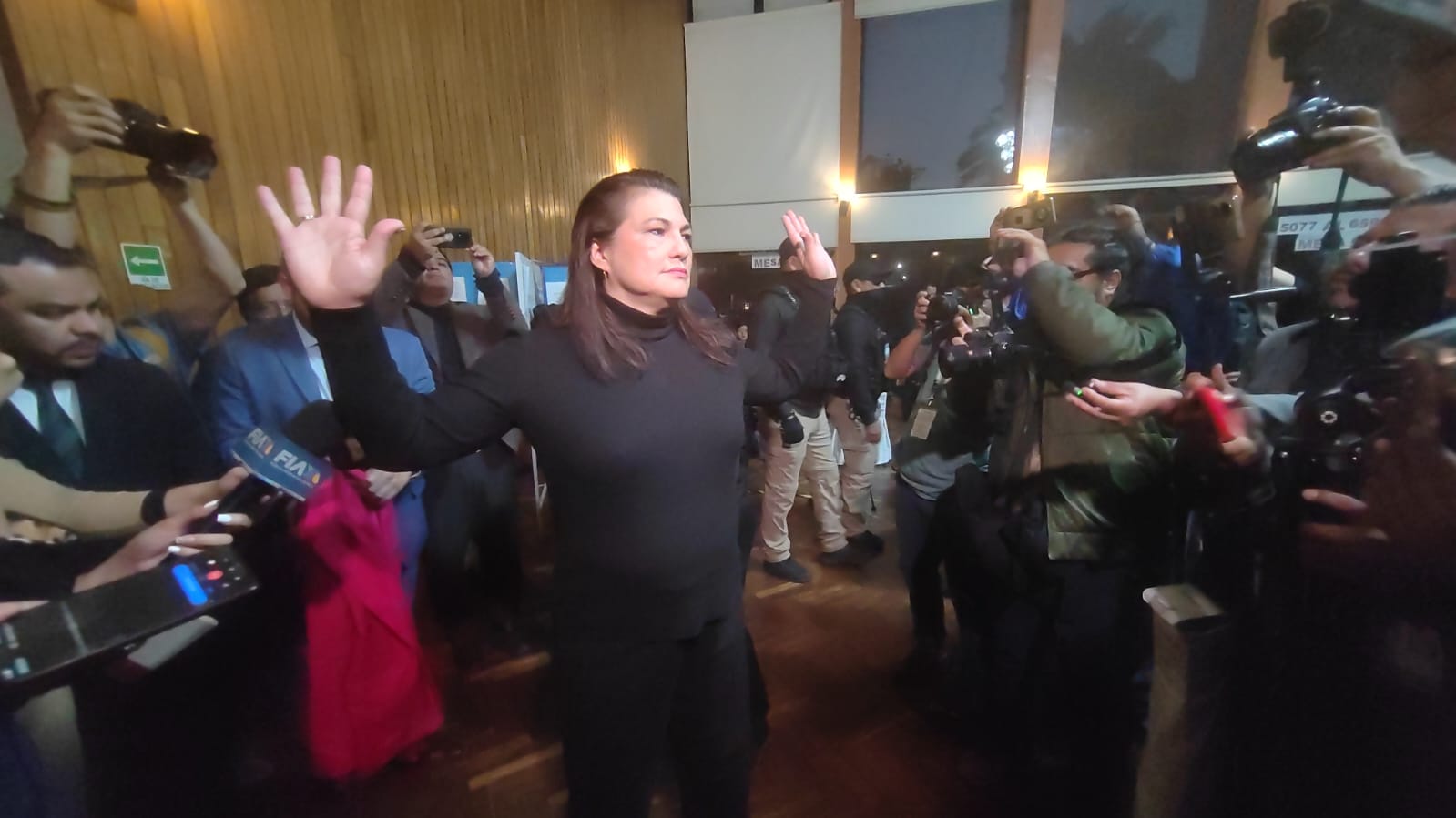 Patricia Gámez se somete a cacheo por parte de una agente de la PNC, durante el conteo de votos en el Club Aurora. (Foto Prensa Libre: María Paula Carranza)