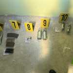 Droga, armas y explosivos decomisados por la PNC durante el allanamiento en una vivienda del barrio El Gallito, zona 3, donde operaba una bodega de narcomenudeo. (Foto Prensa Libre: PNC)